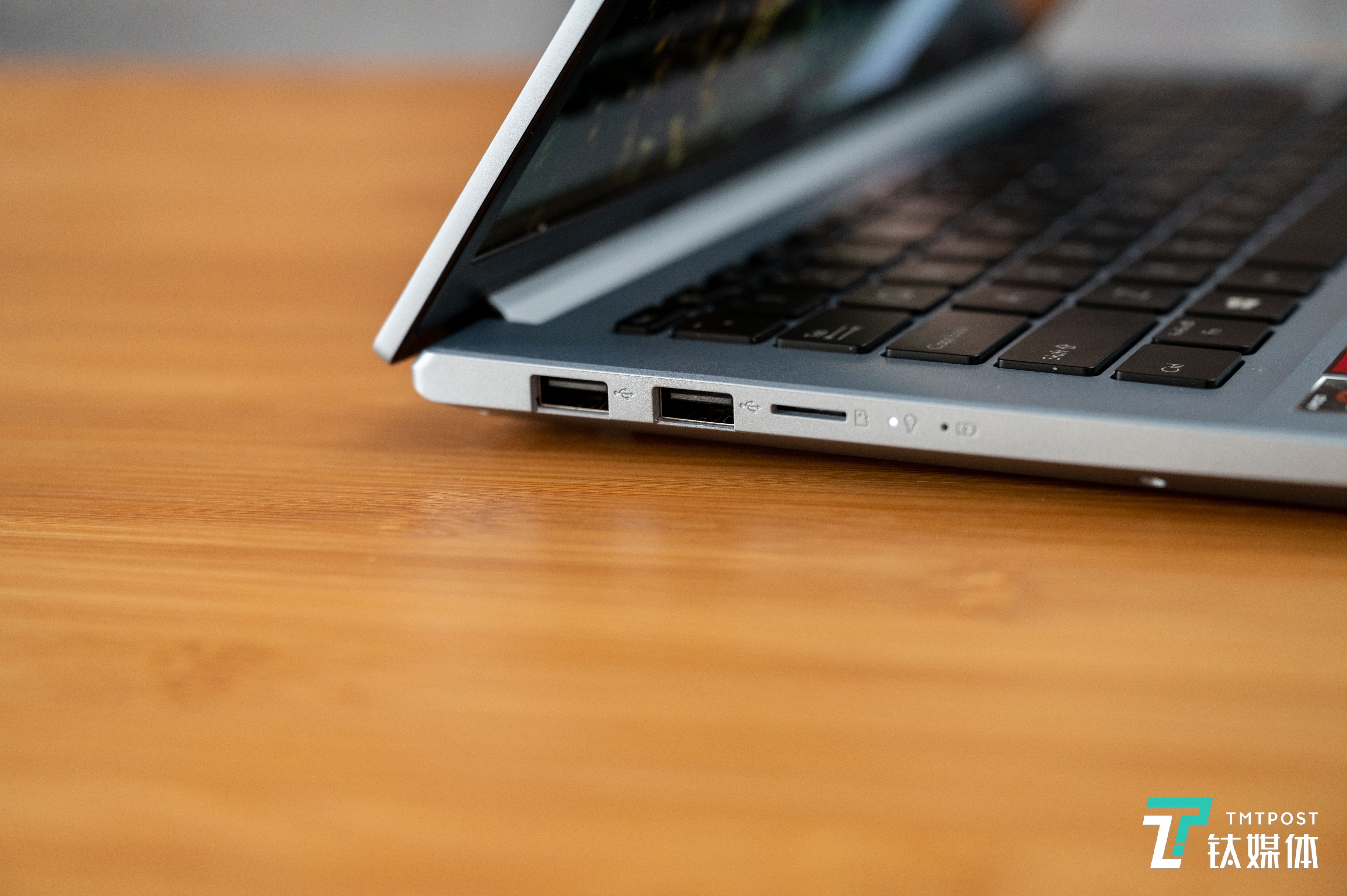 侧边两个USB2.0接口