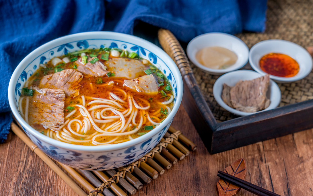 兰州拉面站上万亿餐饮市场风口,谁能撑起街边小吃的大"食"代?