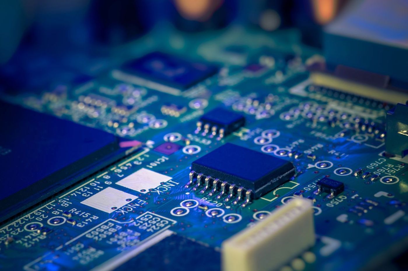 一块芯片的诞生：沙砾逆袭史 | 钛度图闻