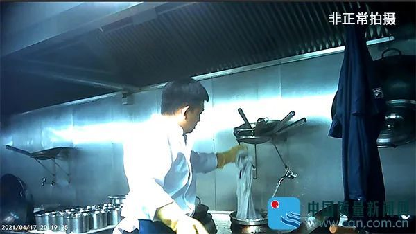 △北李妈妈菜后厨用料筒洗衣，图片来源：中国质量新闻网