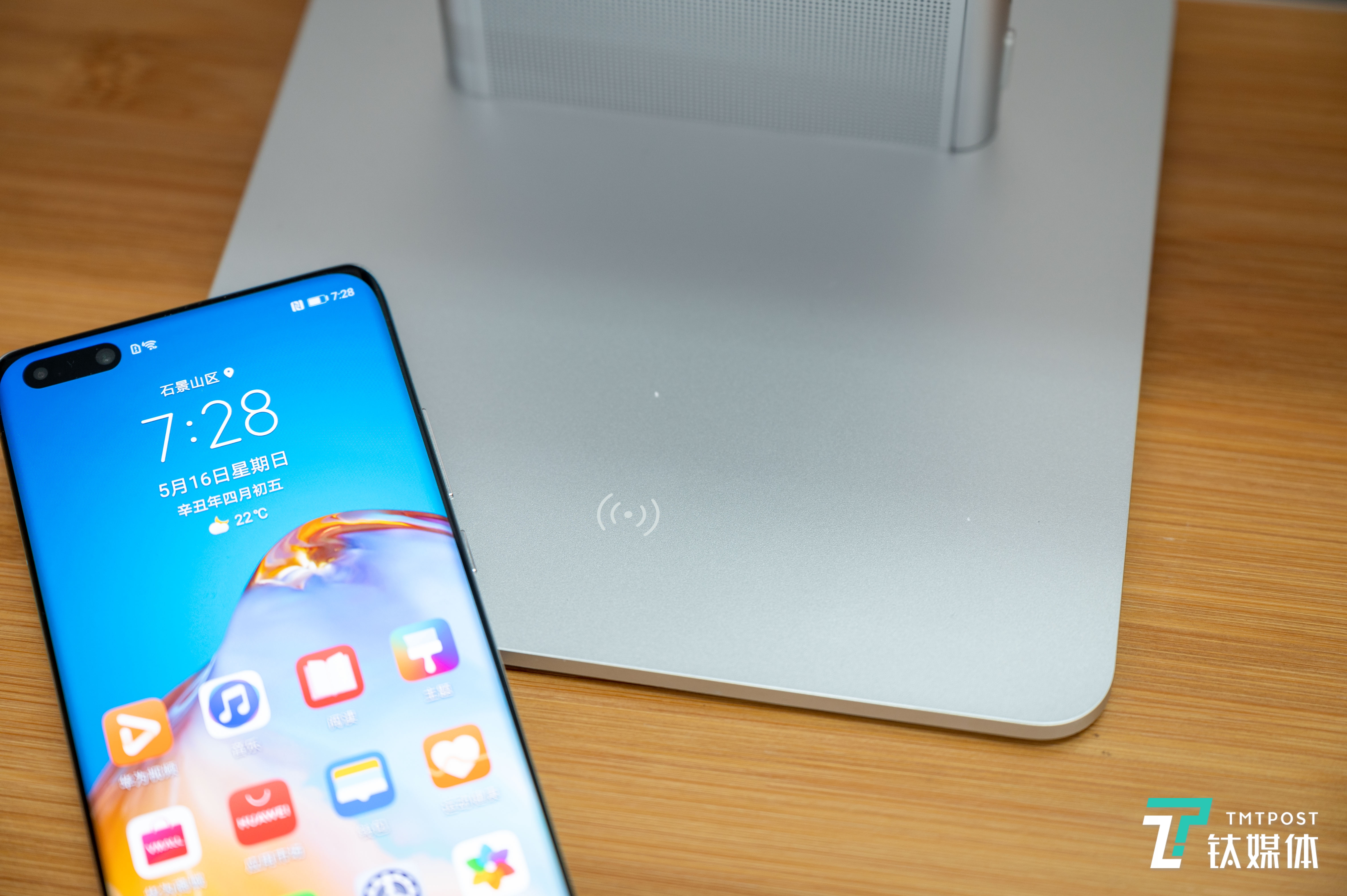 连接依靠底部的NFC