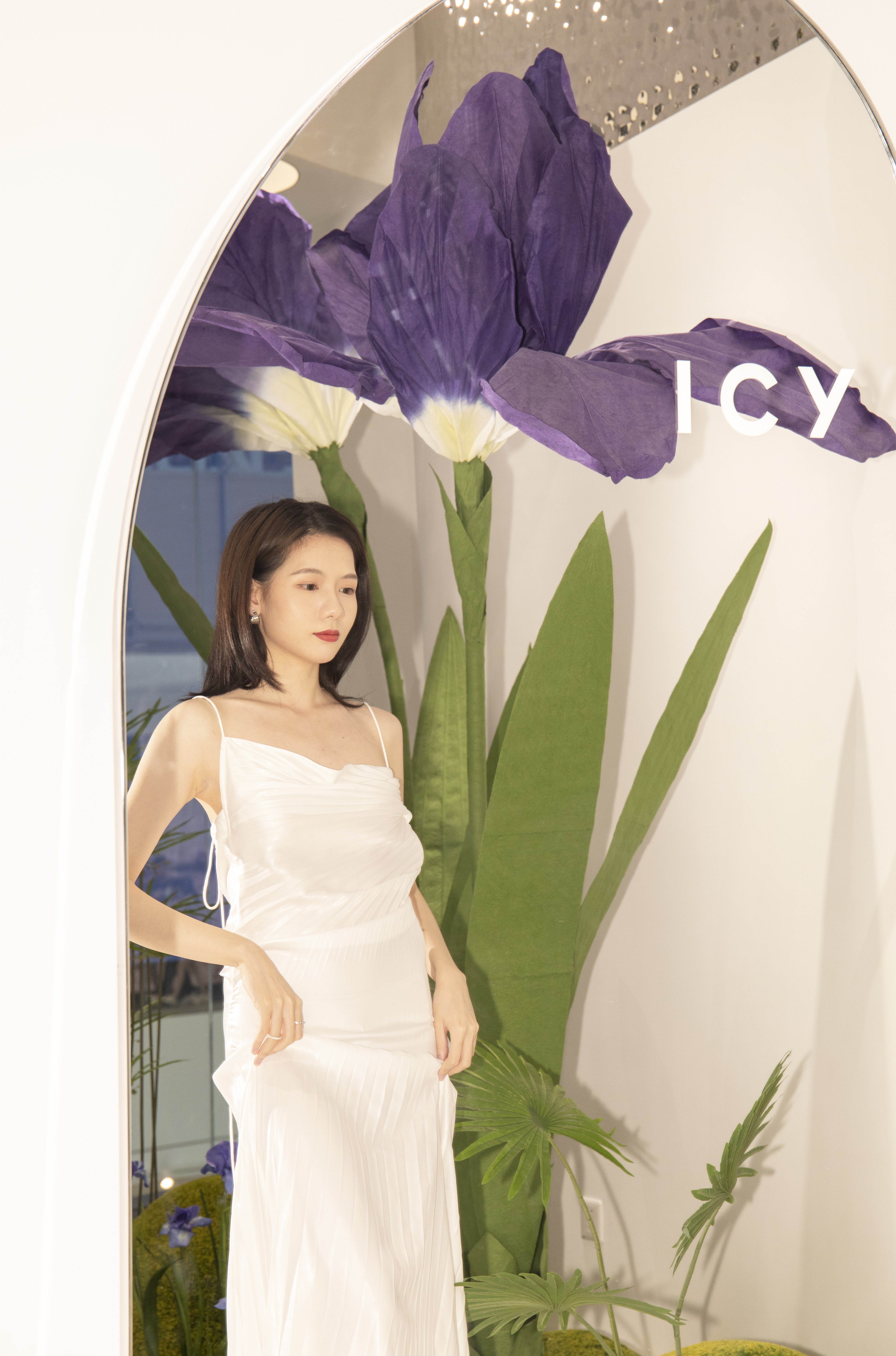 在ICY门店拍照的时尚博主