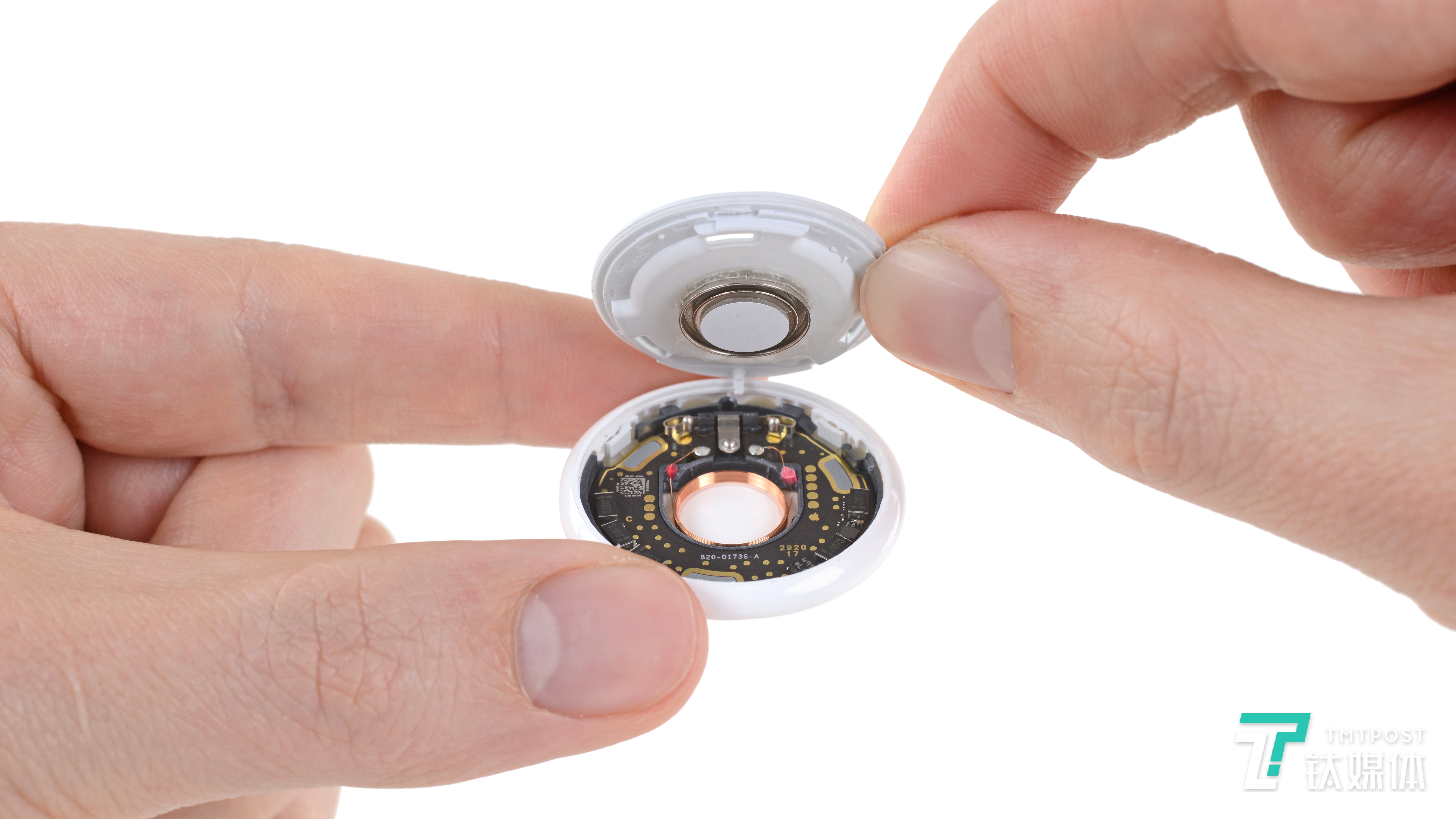 苹果AirTag的芯片封装成果（来源：IFixit）