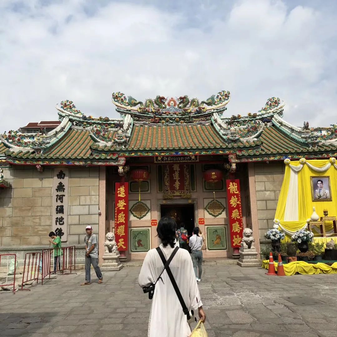 跑腿费200元、排队2小时，我在泰国龙莲寺帮人“化太岁”