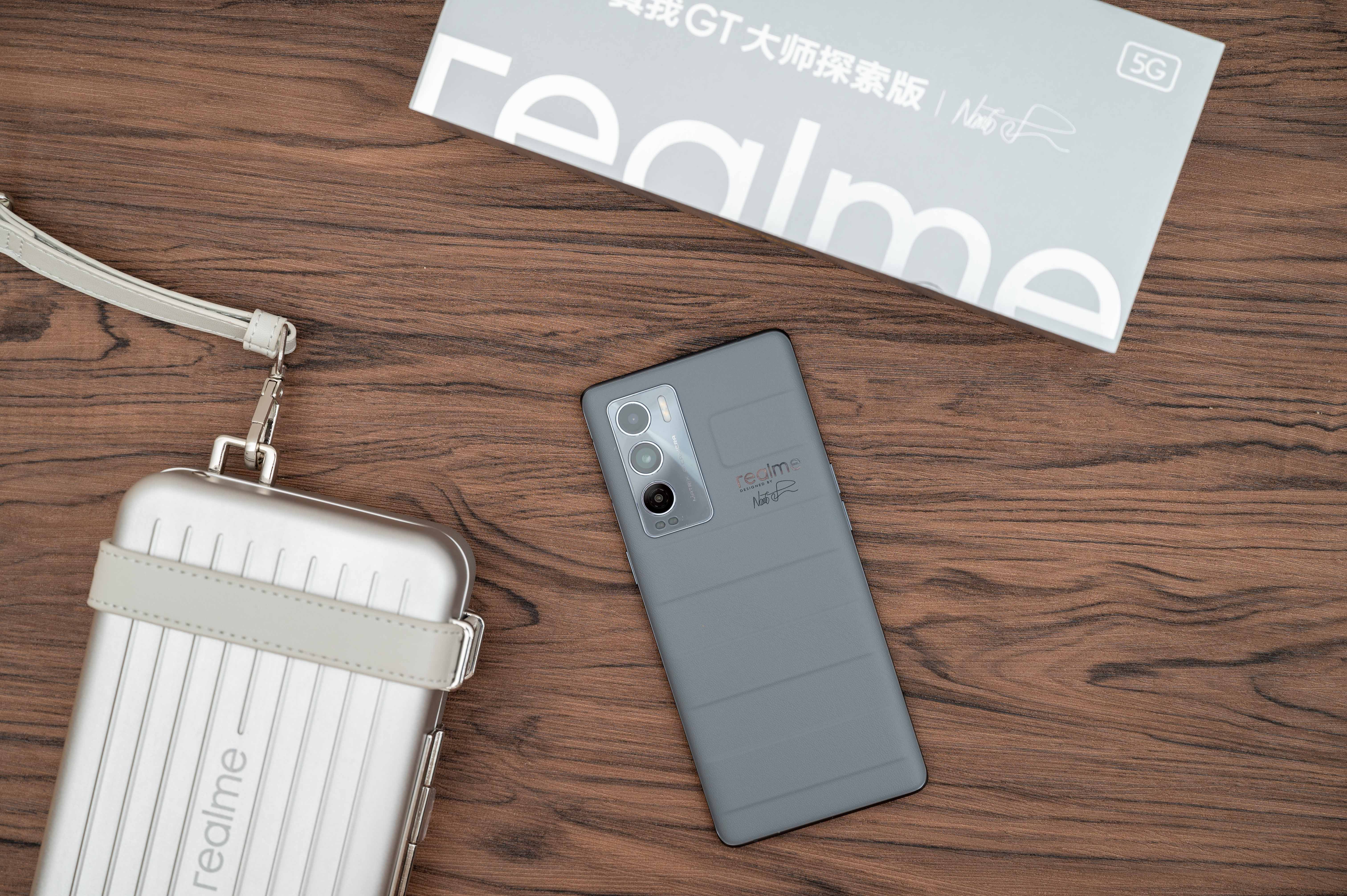 realme真我GT大师系列发布，依然主打性价比属性 | 钛快讯