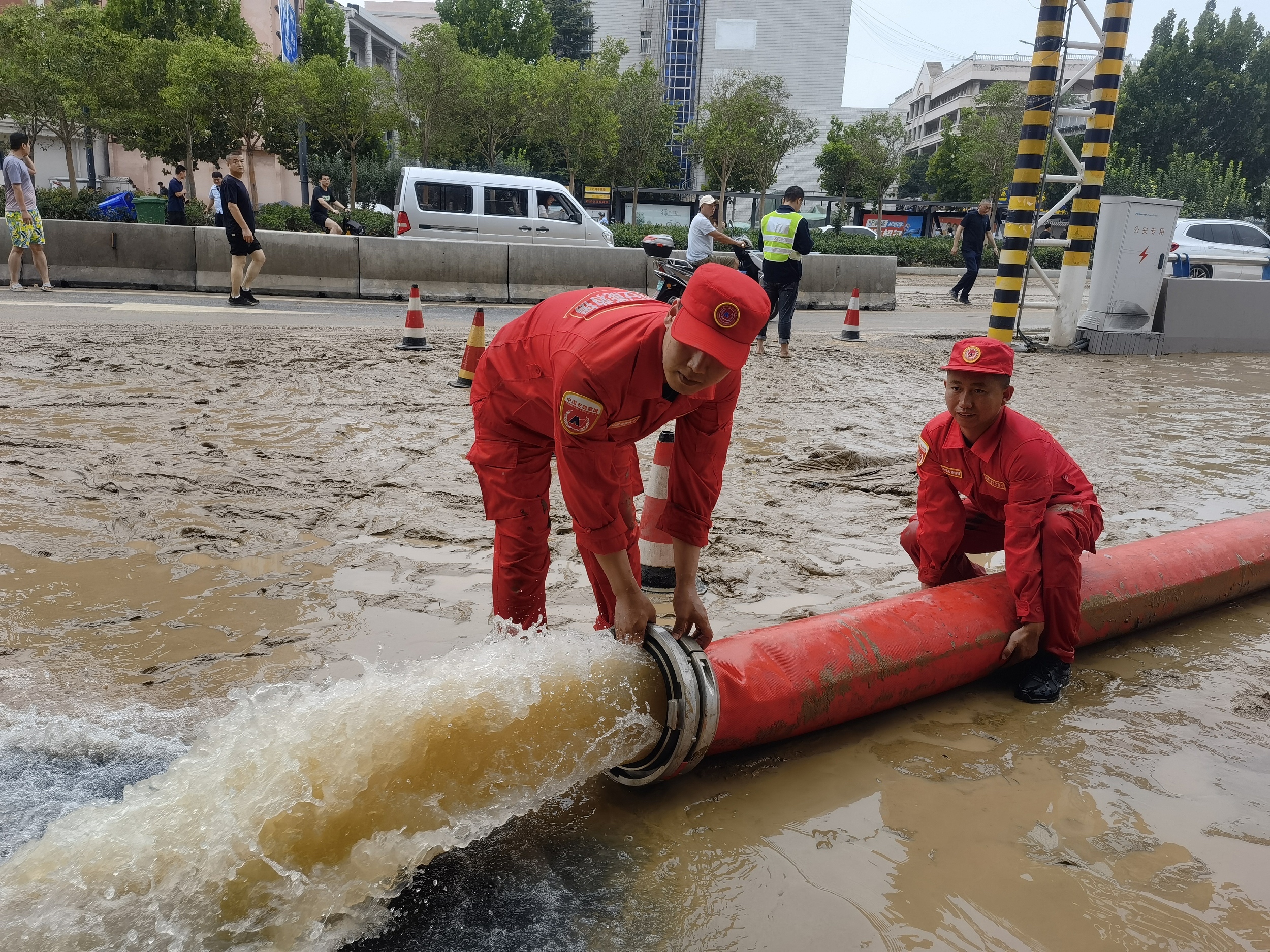 “就算大雨让整座城市颠倒，我会给你怀抱”