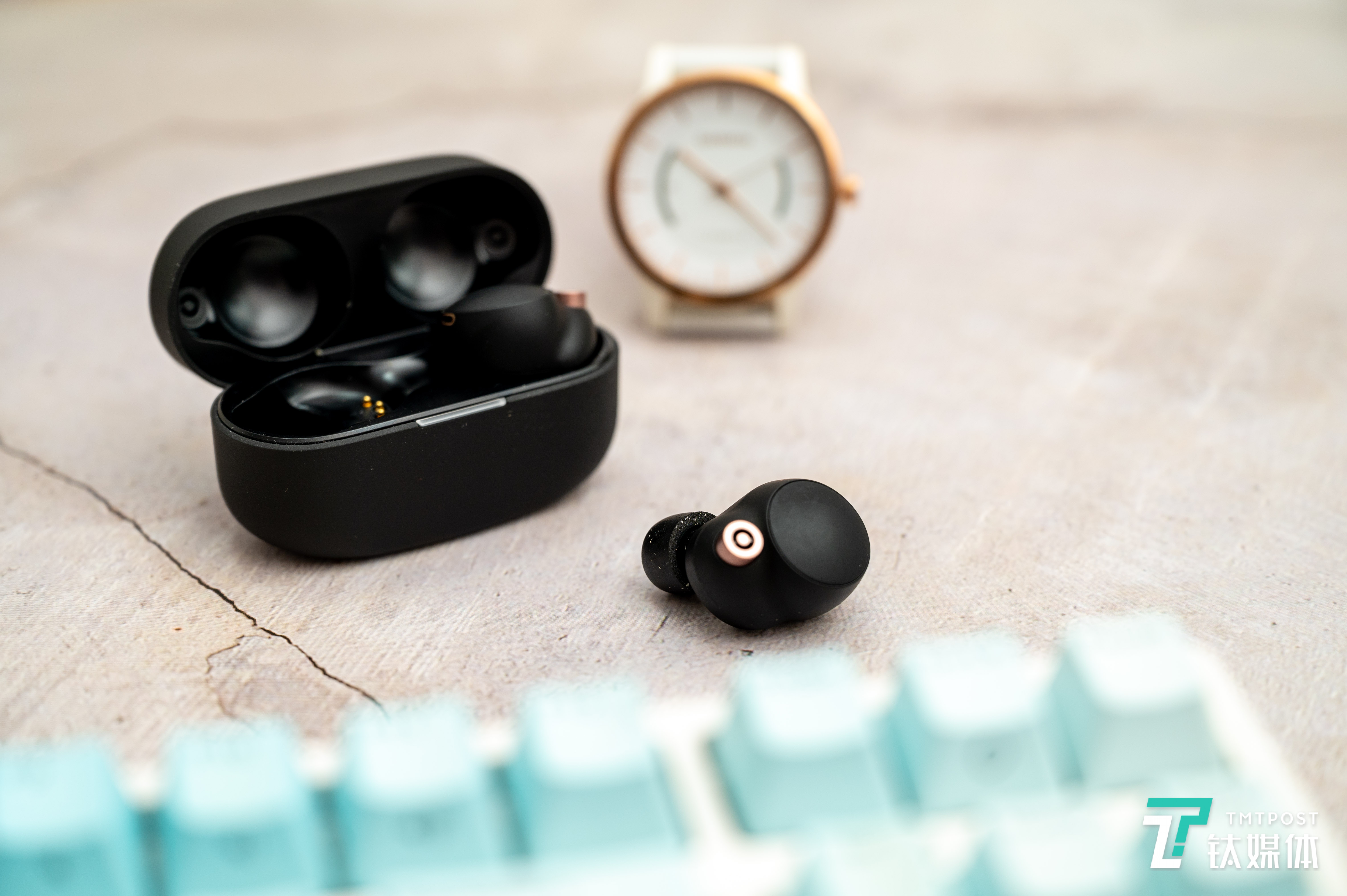 小巧的造型放在桌子上也很和谐