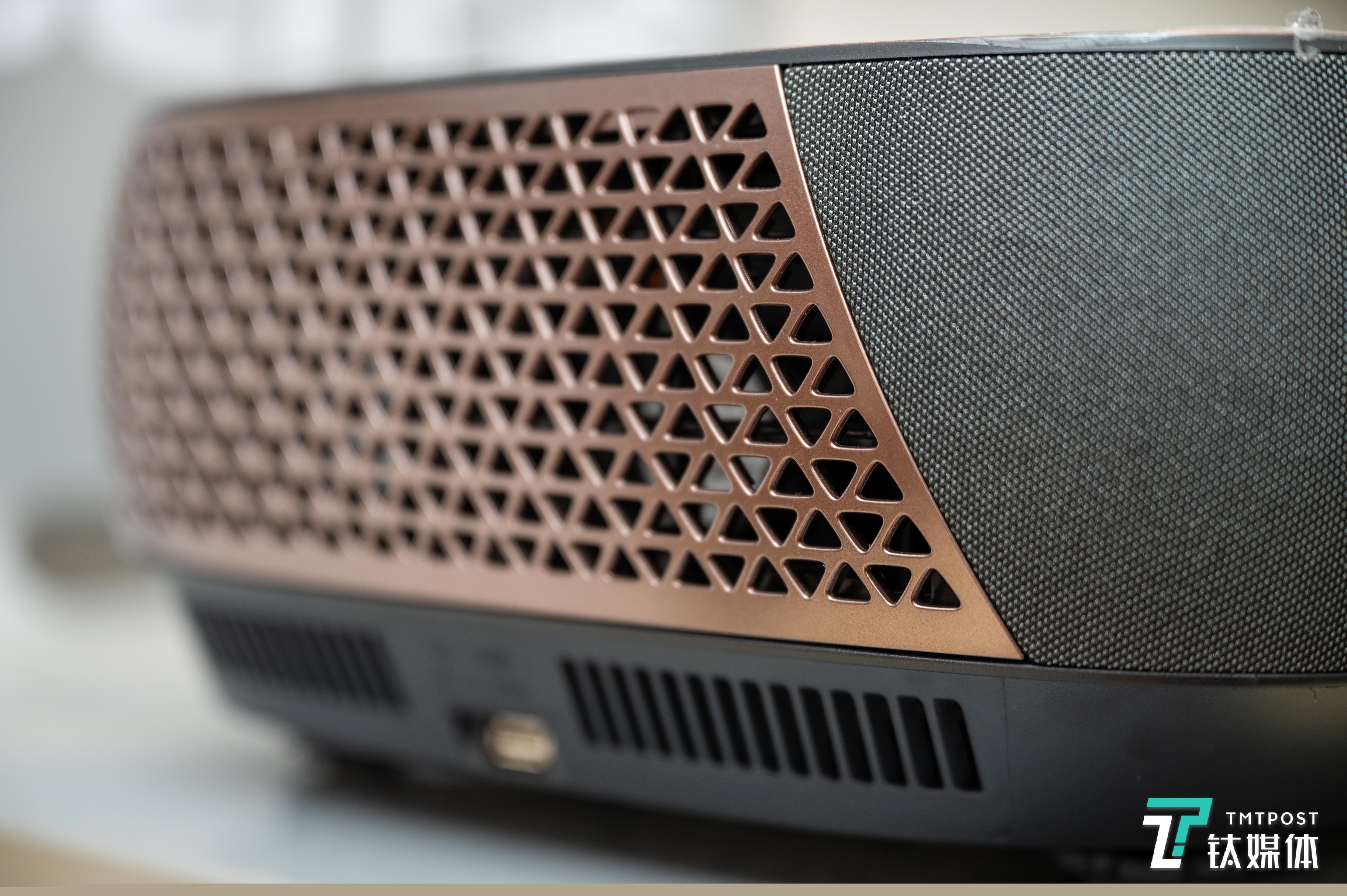 发声单元位于侧边格栅内