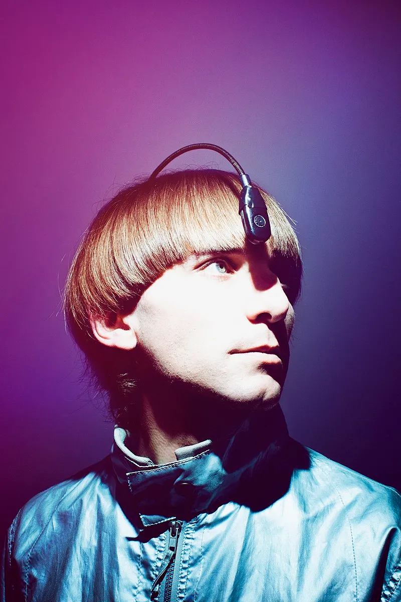 图 | 英国艺术家 Neil Harbisson，世界上第一个将天线植入头骨的人，也是第一个被政府依法承认为半机械人的跨物种人类（来源：维基百科）