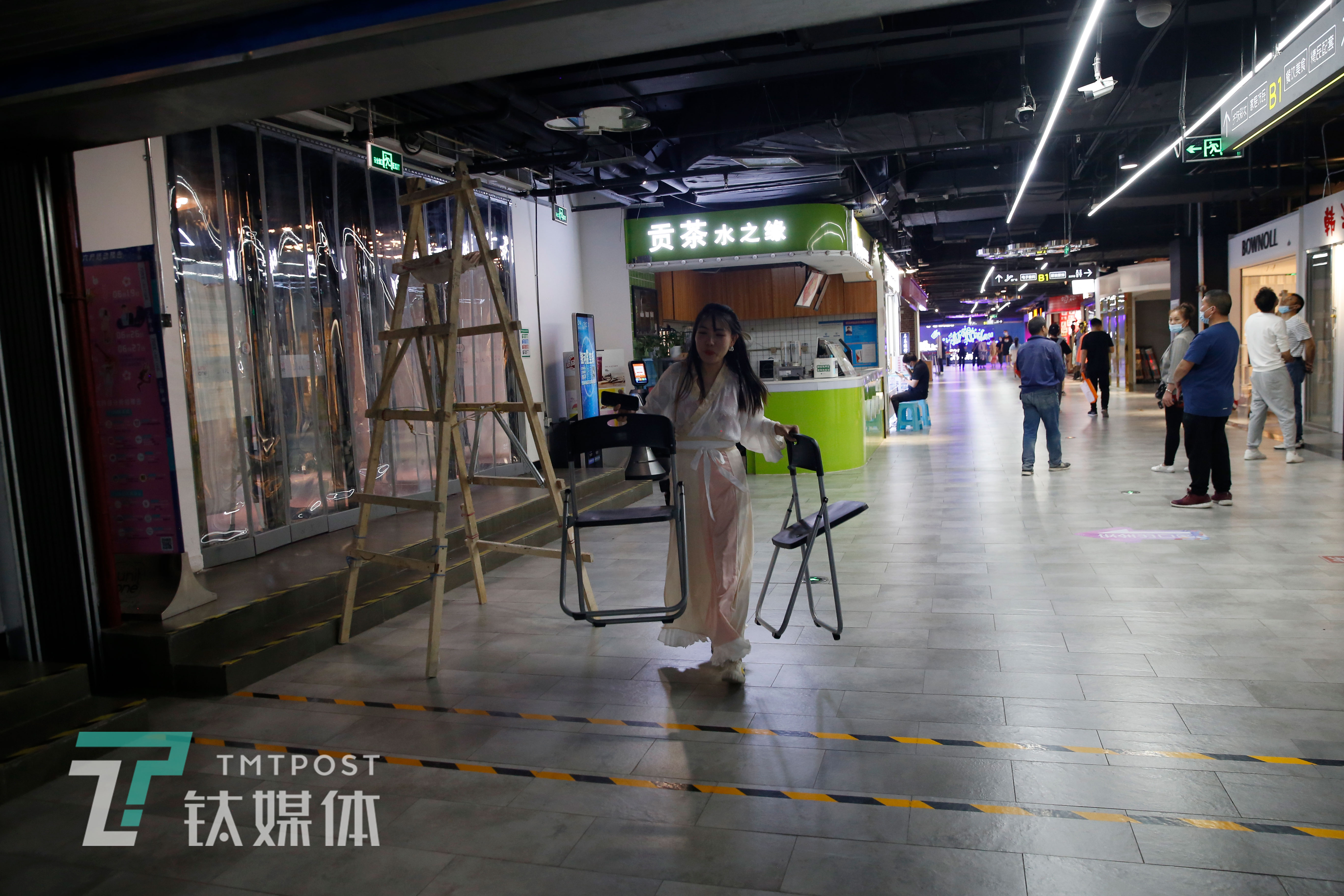 6月12日，張弘一在商場(chǎng)找凳子，為人物專訪做準(zhǔn)備。由于她是&ldquo;孤軍作戰(zhàn)&rdquo;，工作中她需要兼顧很多事情：選場(chǎng)地、約時(shí)間、寫提綱，甚至到采訪過程中需要用的凳子，她都要親自去安排。