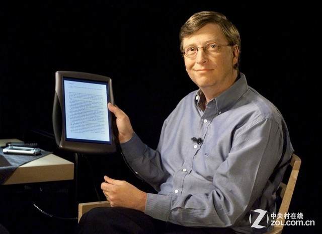 比尔·盖茨展示微软Tablet PC原型机，图源：中关村在线