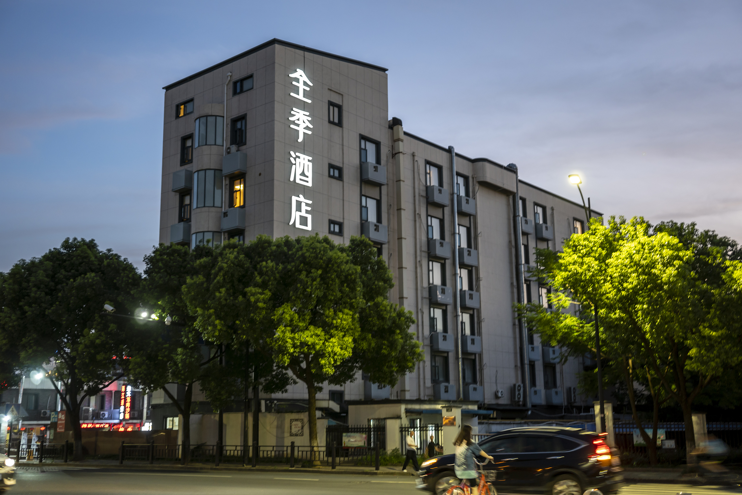 凌晨3点女房客被“裸闯”，全季道歉，季琦需要反思吗？