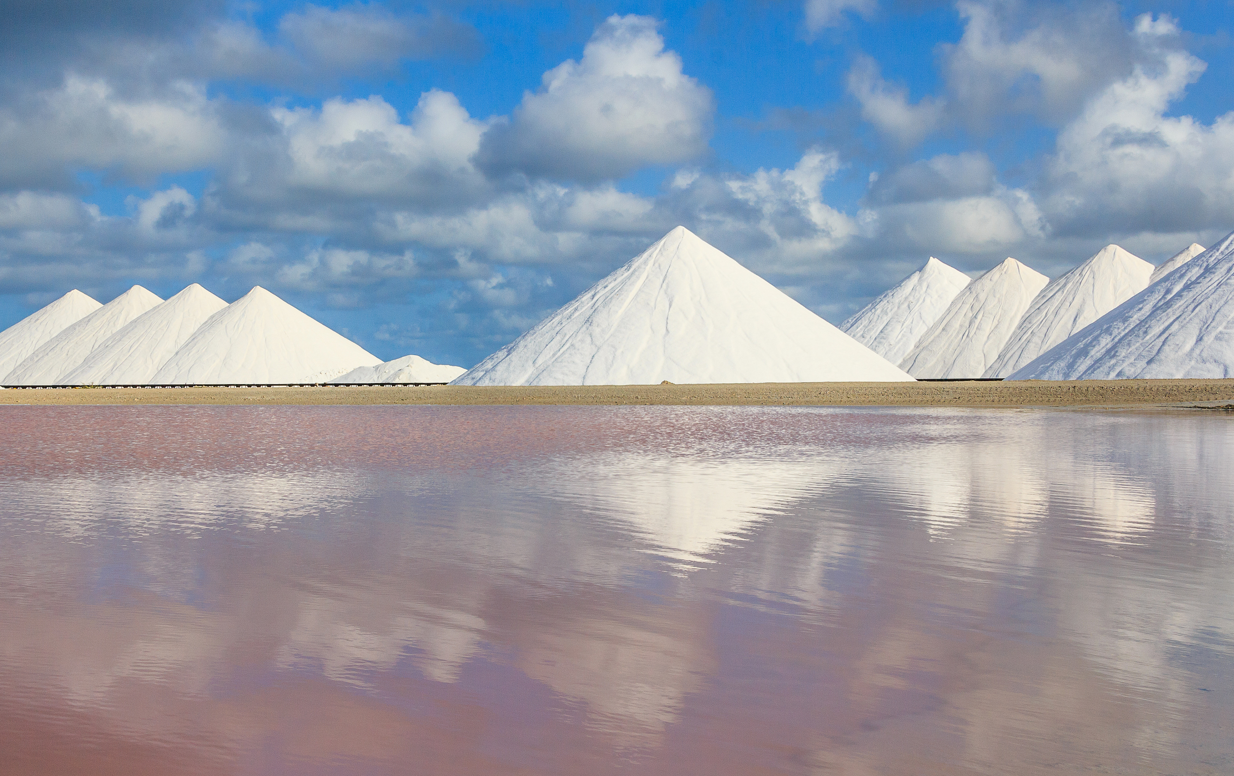 多空交战，碳酸锂只占营收3%，盐湖股份能否坐稳2000亿市值？