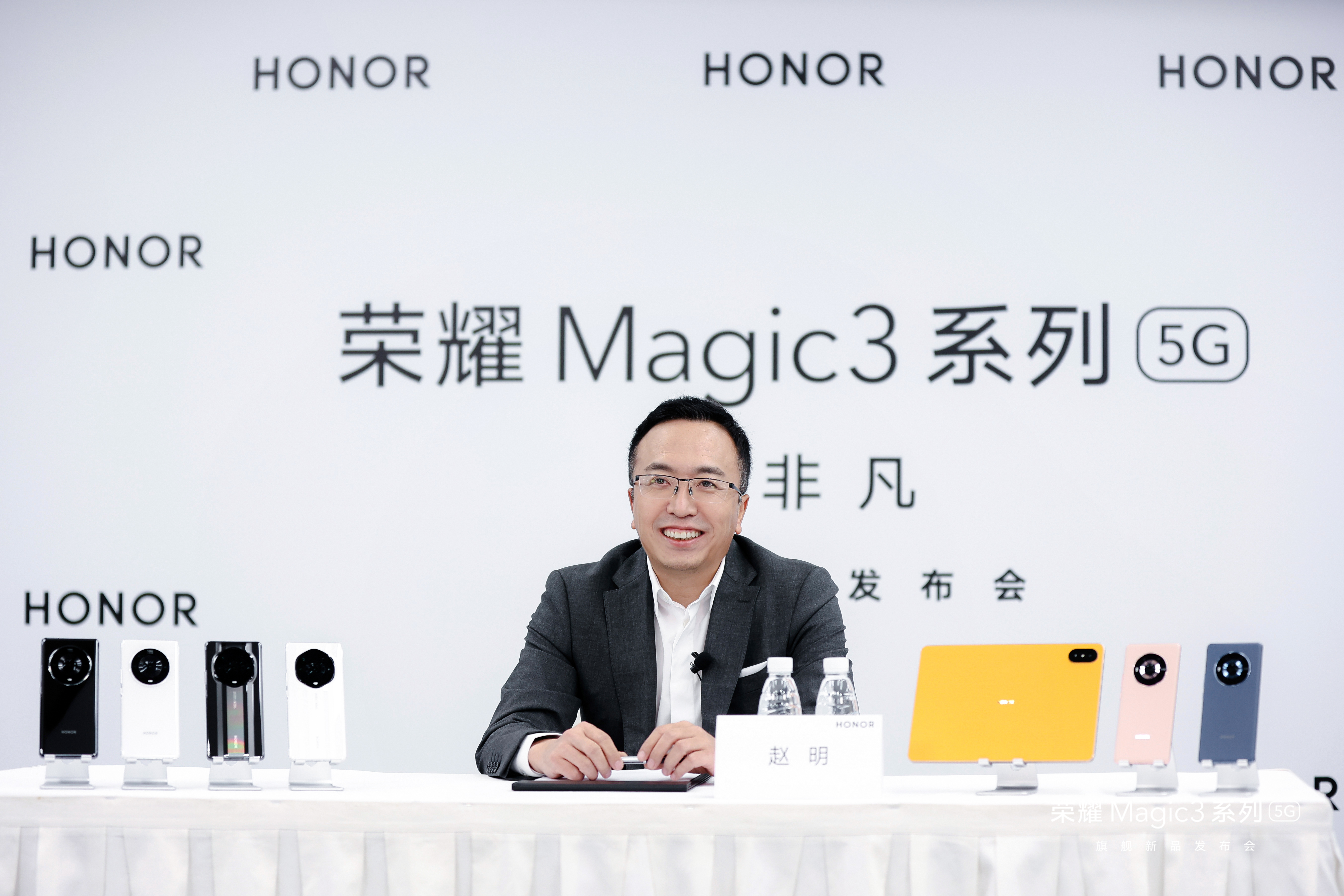 荣耀Magic3系列，要“稳”又要“冲”