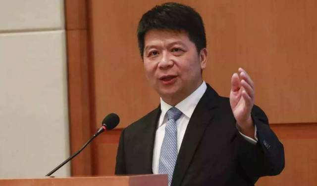 华为郭平：不放弃手机业务、也不放弃海外市场，卡脖子问题会解决｜CEO说