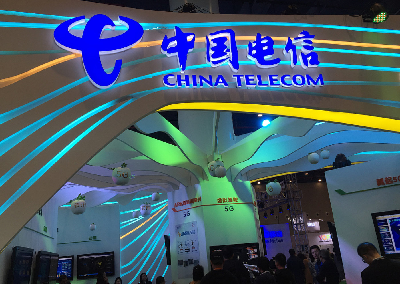 中国电信回A股上市：首日股价收盘涨35%，总市值5580亿元｜钛快讯