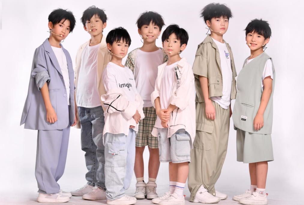 八岁出道的“偶像团体”，是向前看还是向钱看？