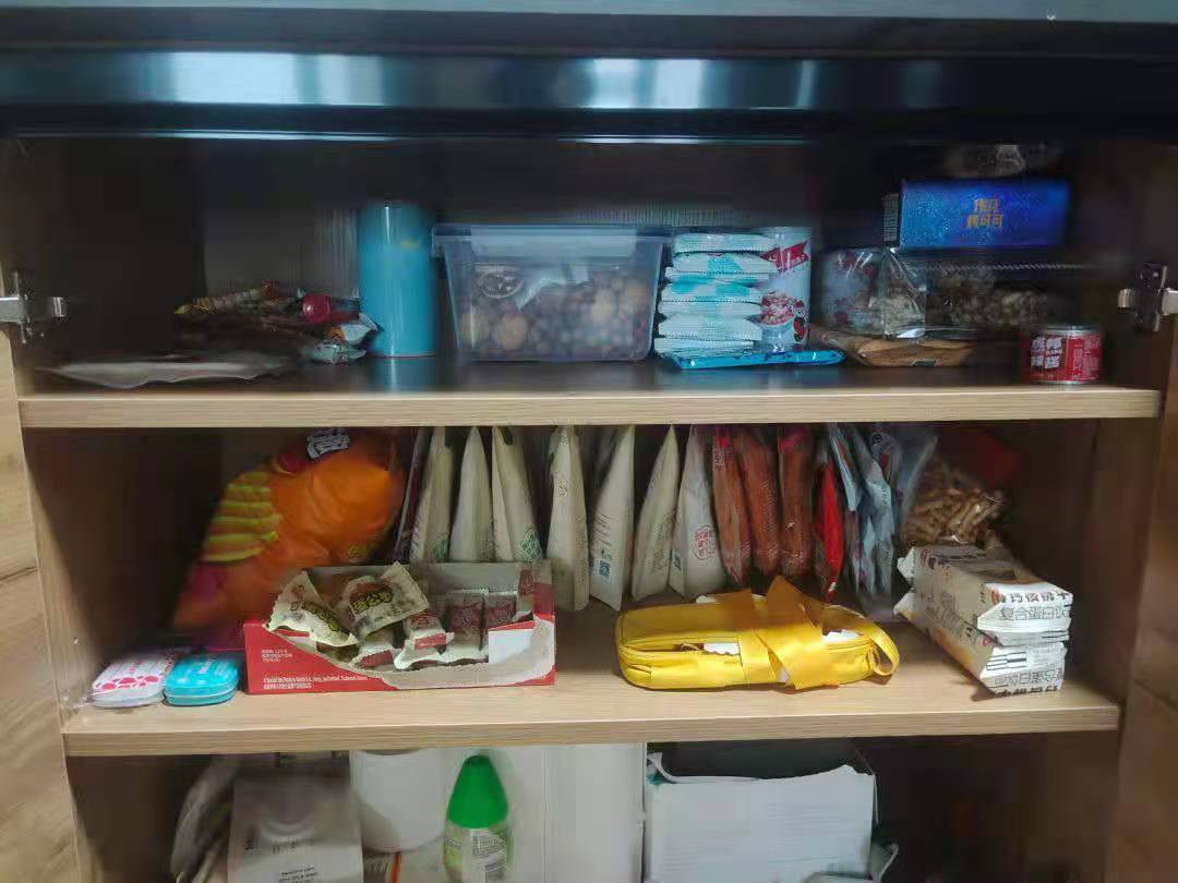 有人通过薅羊毛在宿舍开了一家小卖铺