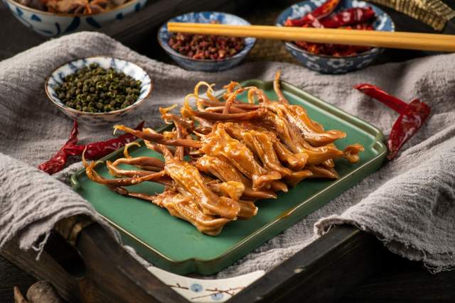 喝完咖啡吃完面，资本要“啃”卤鸡爪了