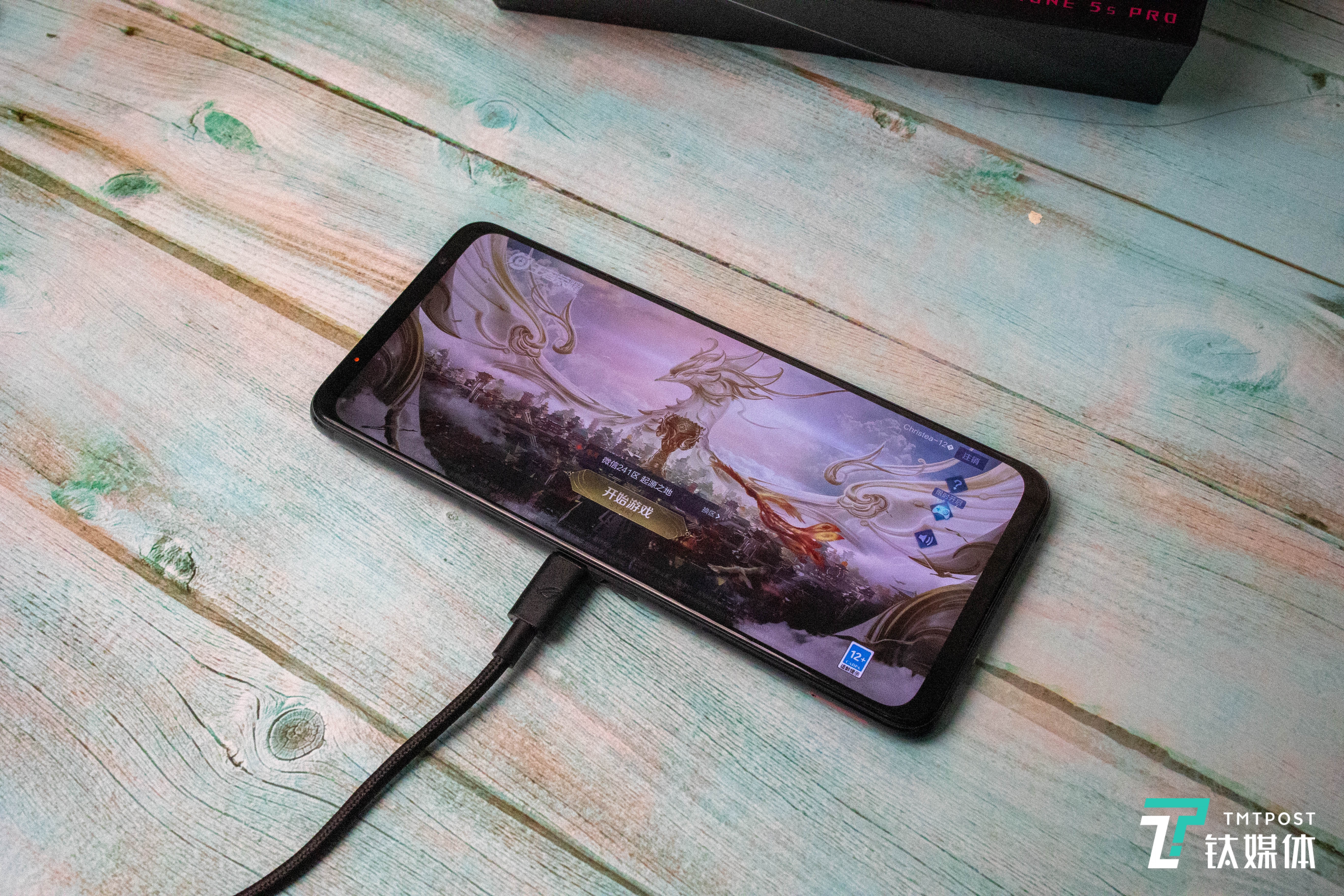 侧面USB-C充电接口