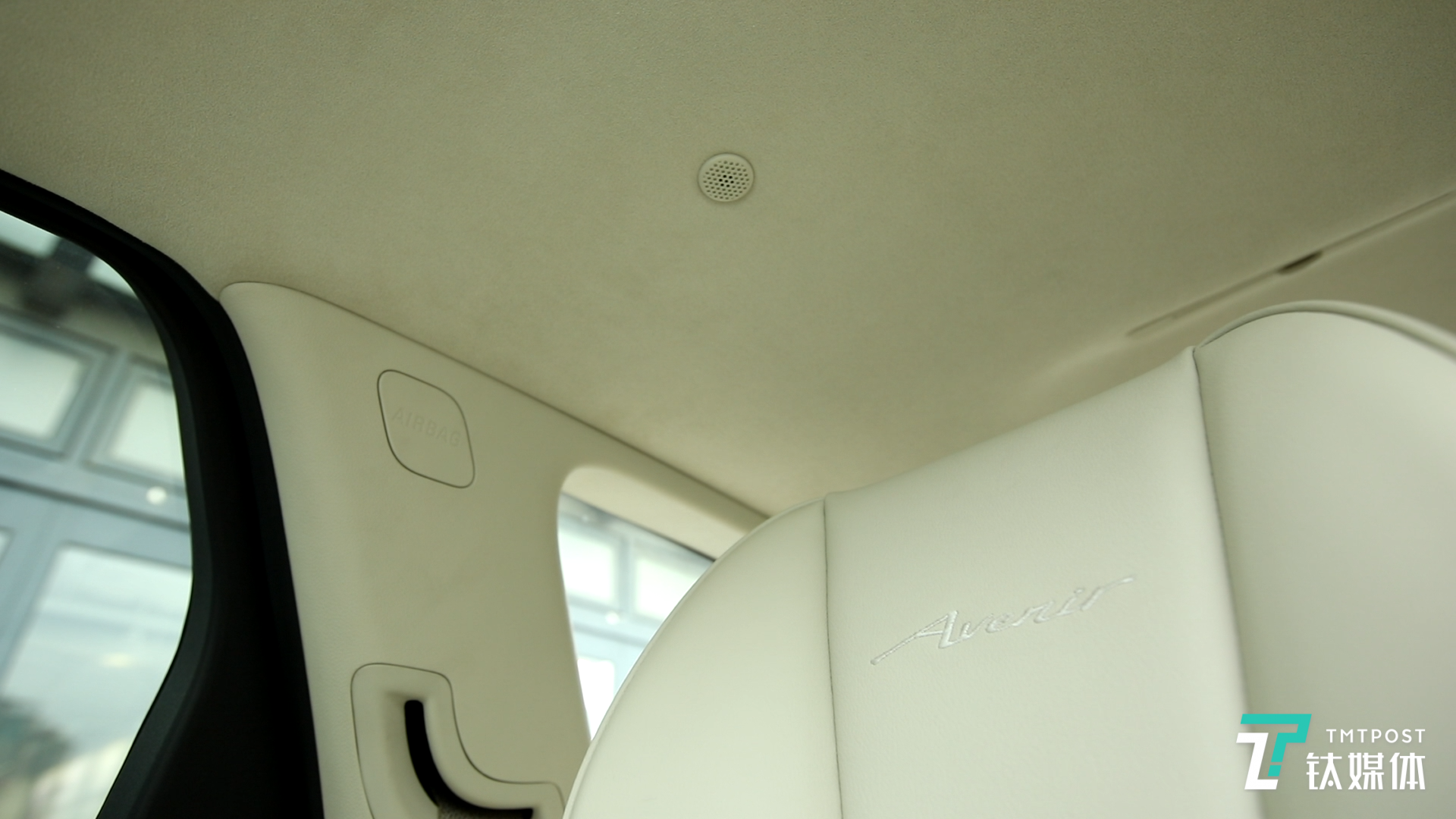 后排的噪声感知麦克风