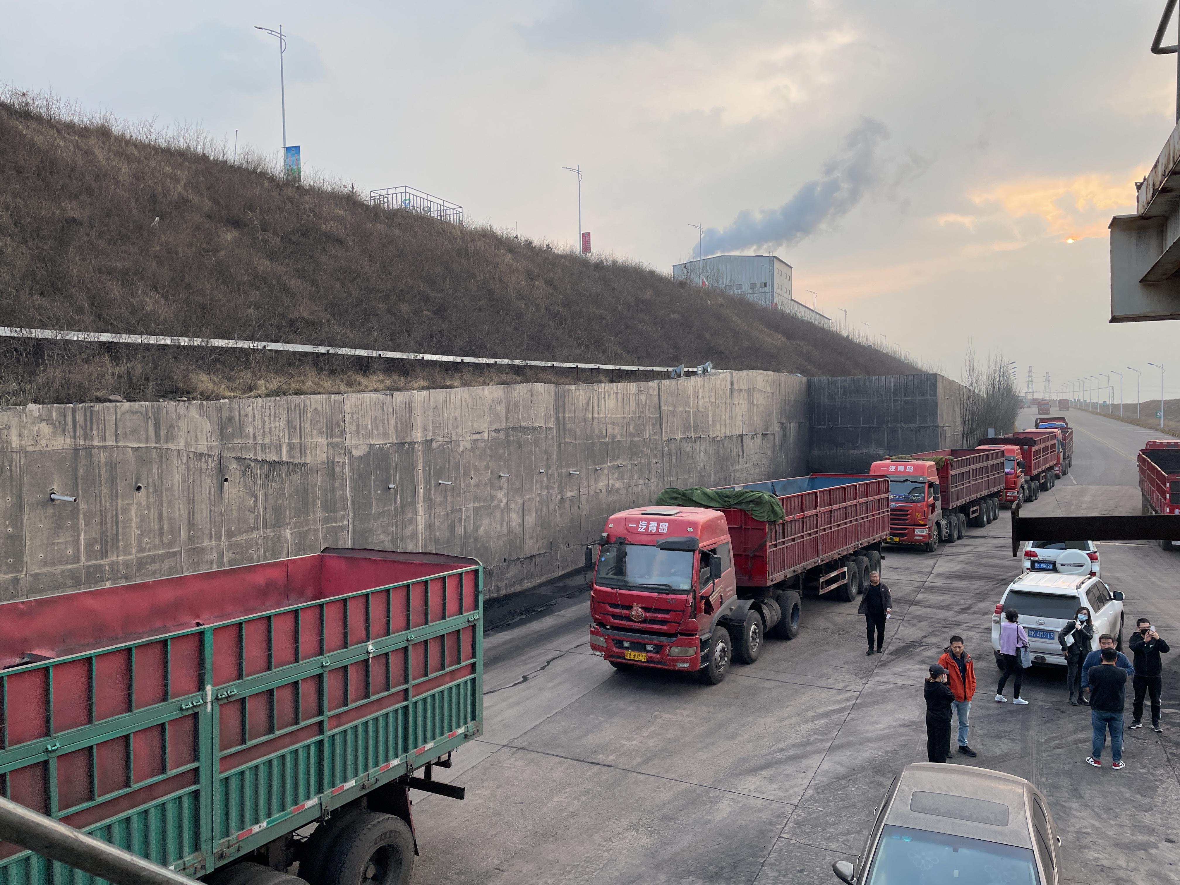 傍晚6点，煤矿坑口排起的长队