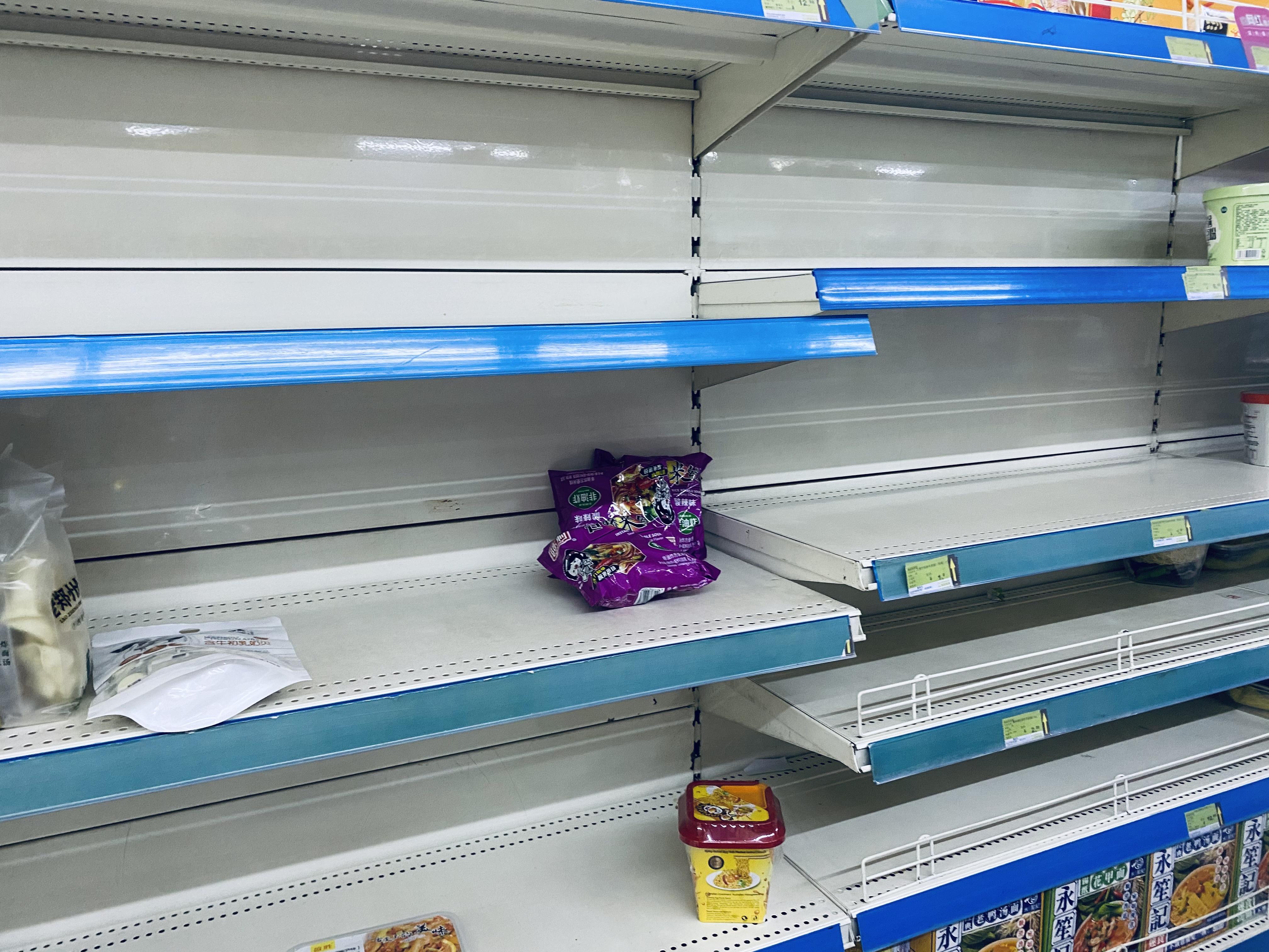 封控当天超市被搬空的货架/受访者供图