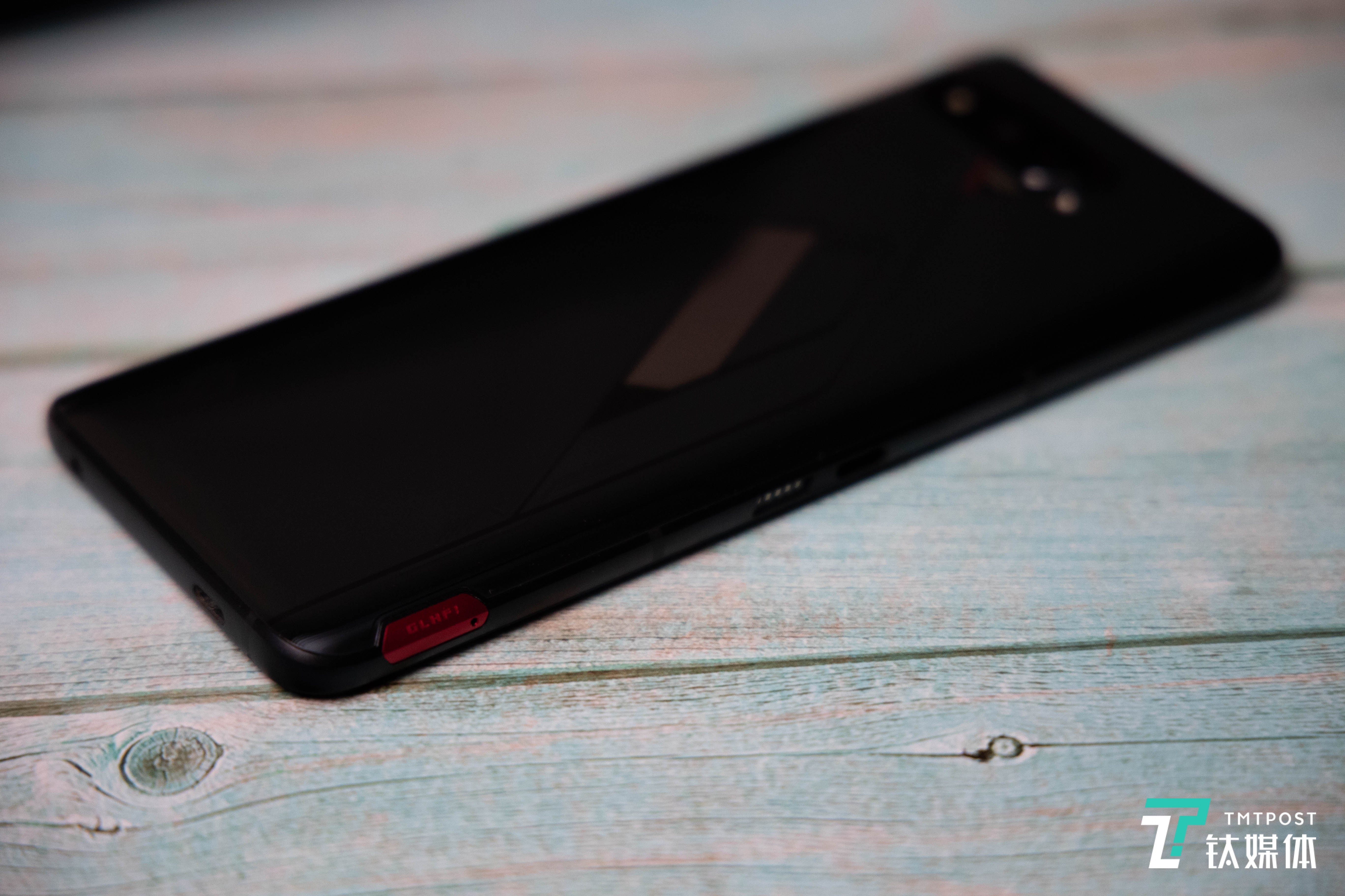 腾讯 ROG 游戏手机 5s Pro侧面边框