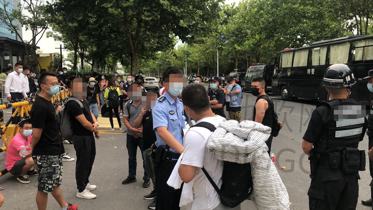 供应商在同程旅行总部门前等待