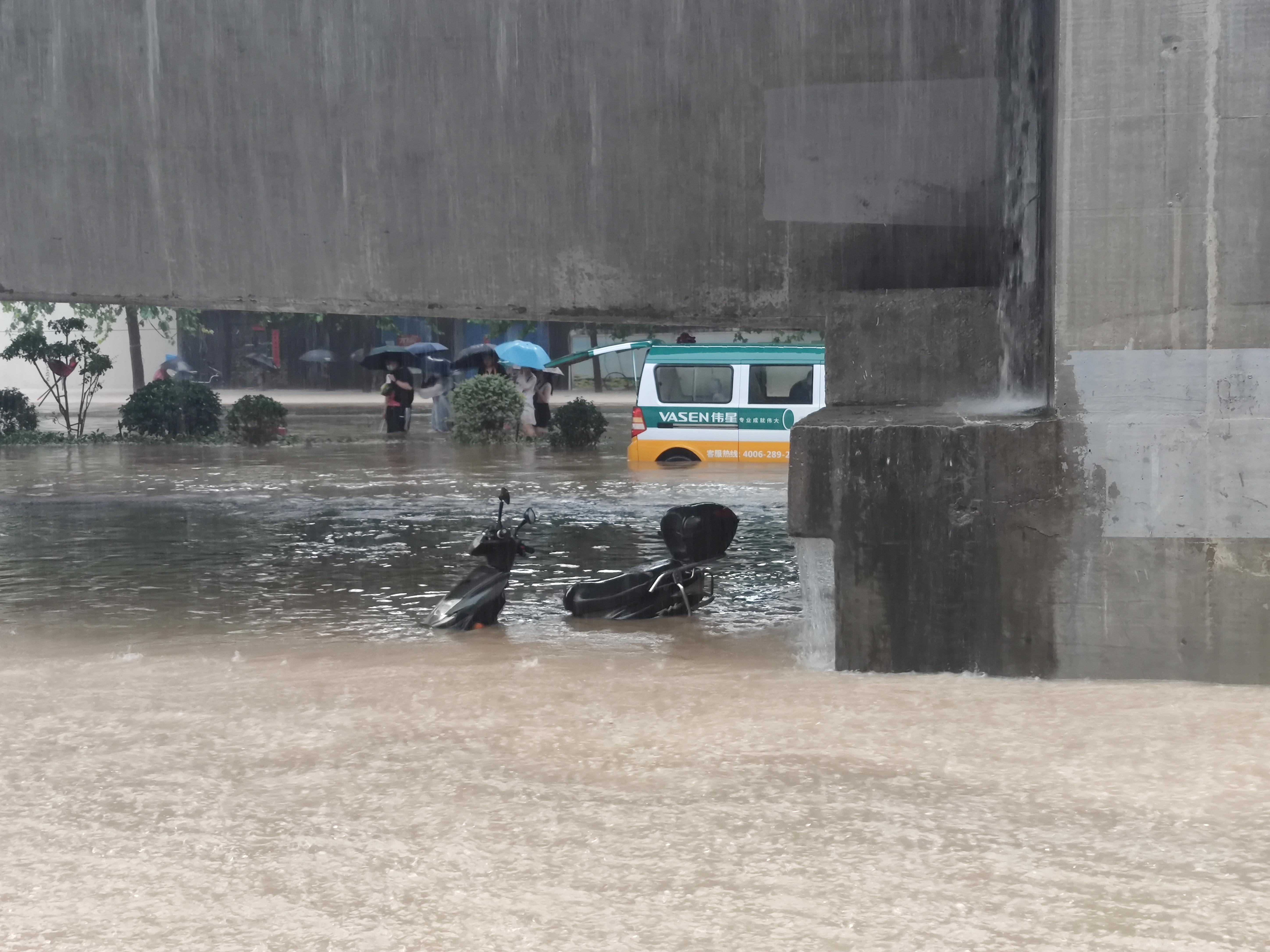 暴雨当天的路面实况/受访者供图
