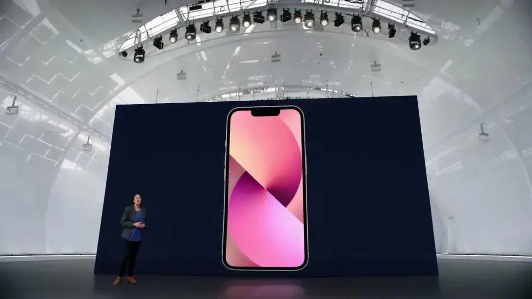 苹果“低头”，混战国产手机