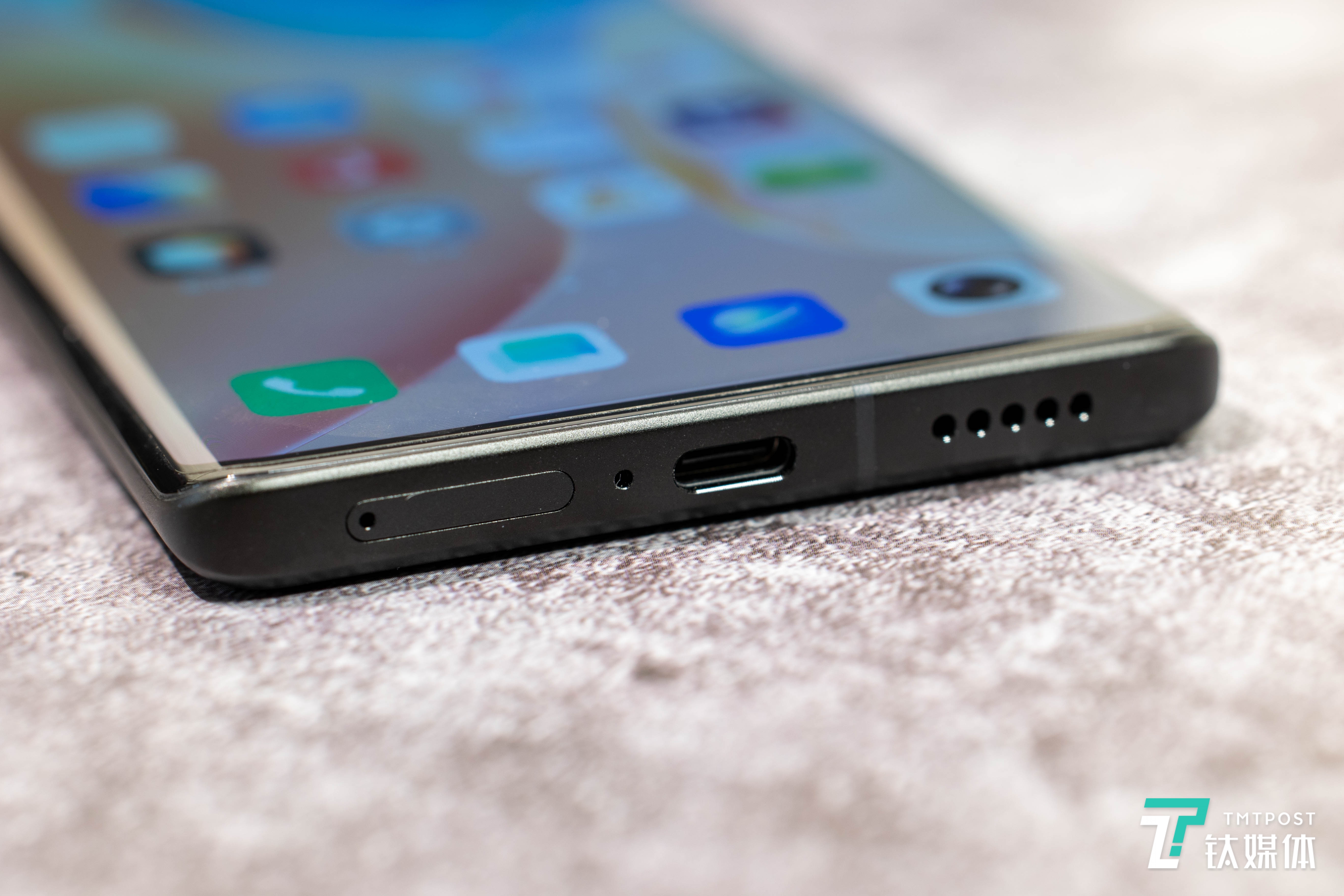 vivo X70 Pro+ 底部充电口