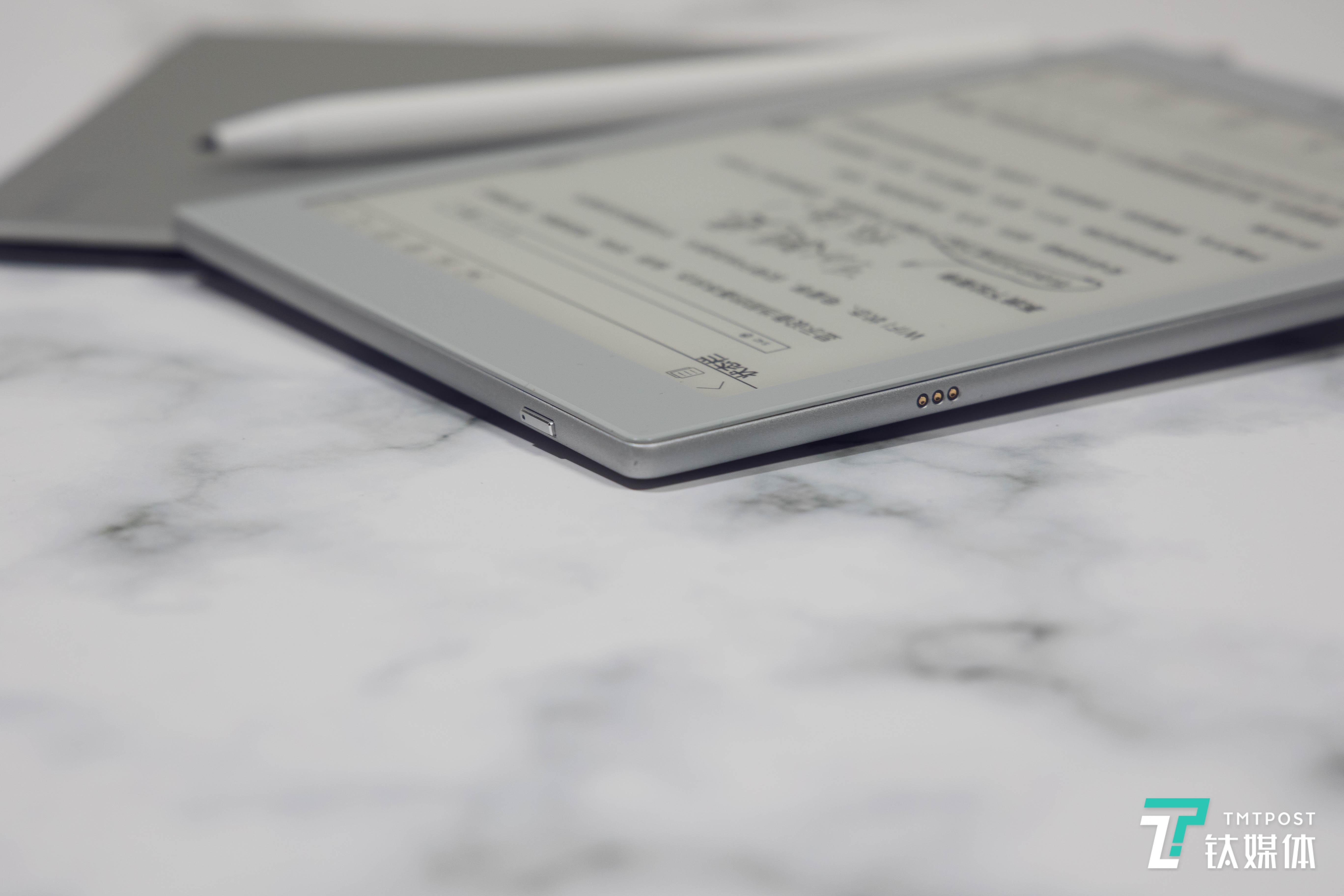 顶部电源按键和侧面的磁吸接口