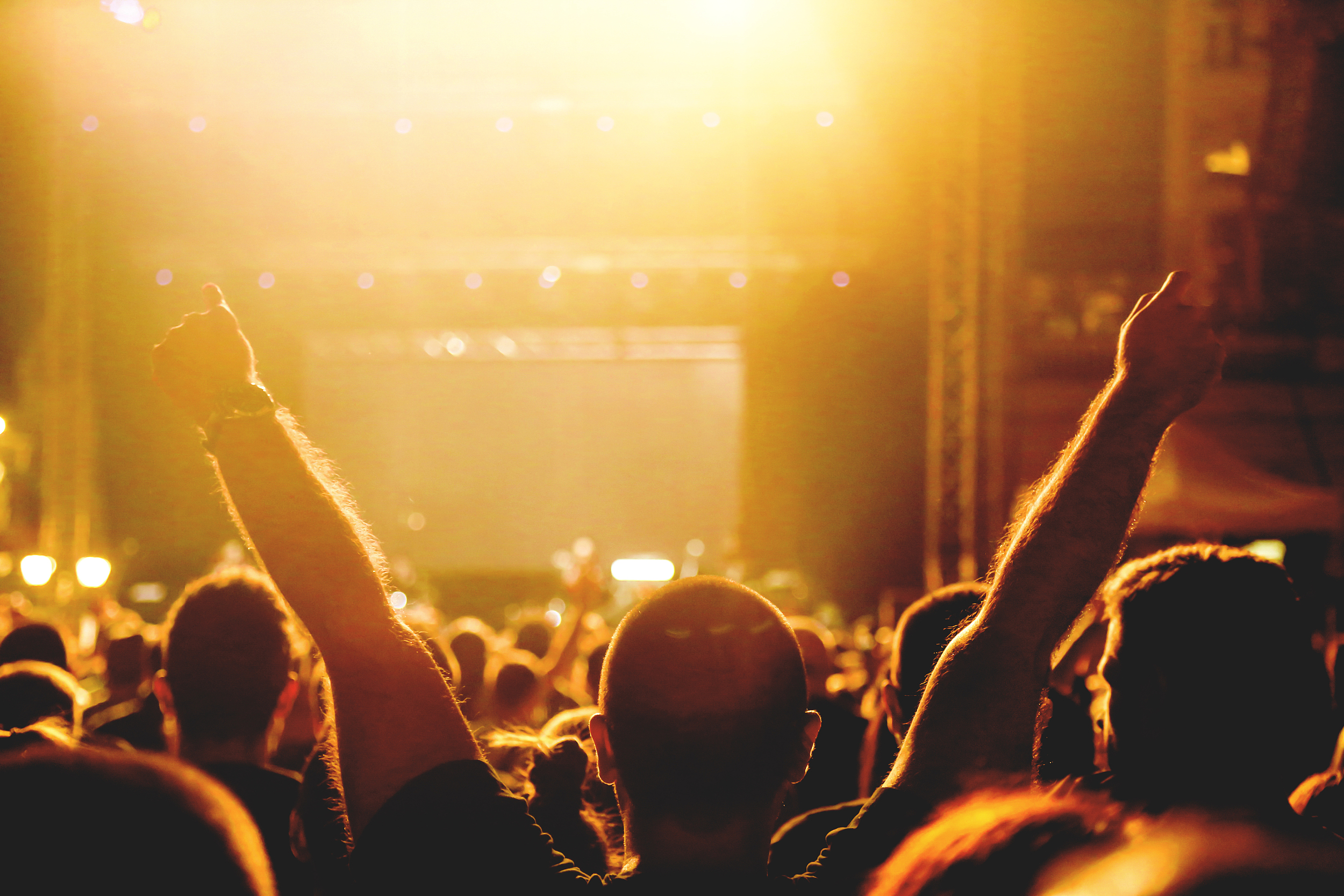 A股明星众生相：杨紫半年创收2039万，华晨宇能否续约成天娱传媒隐忧点