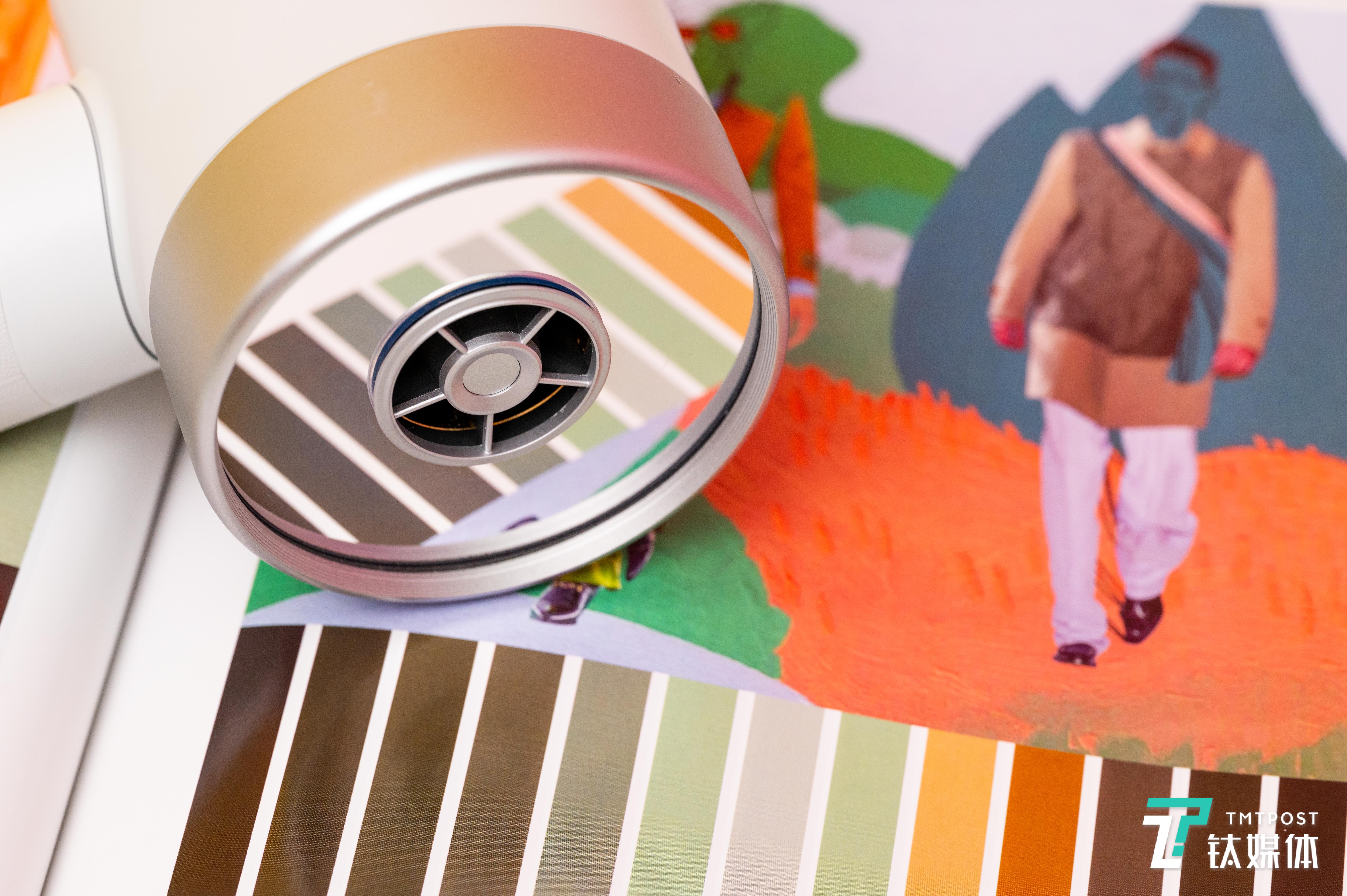 未开启情况下发光组件为透明反光设计