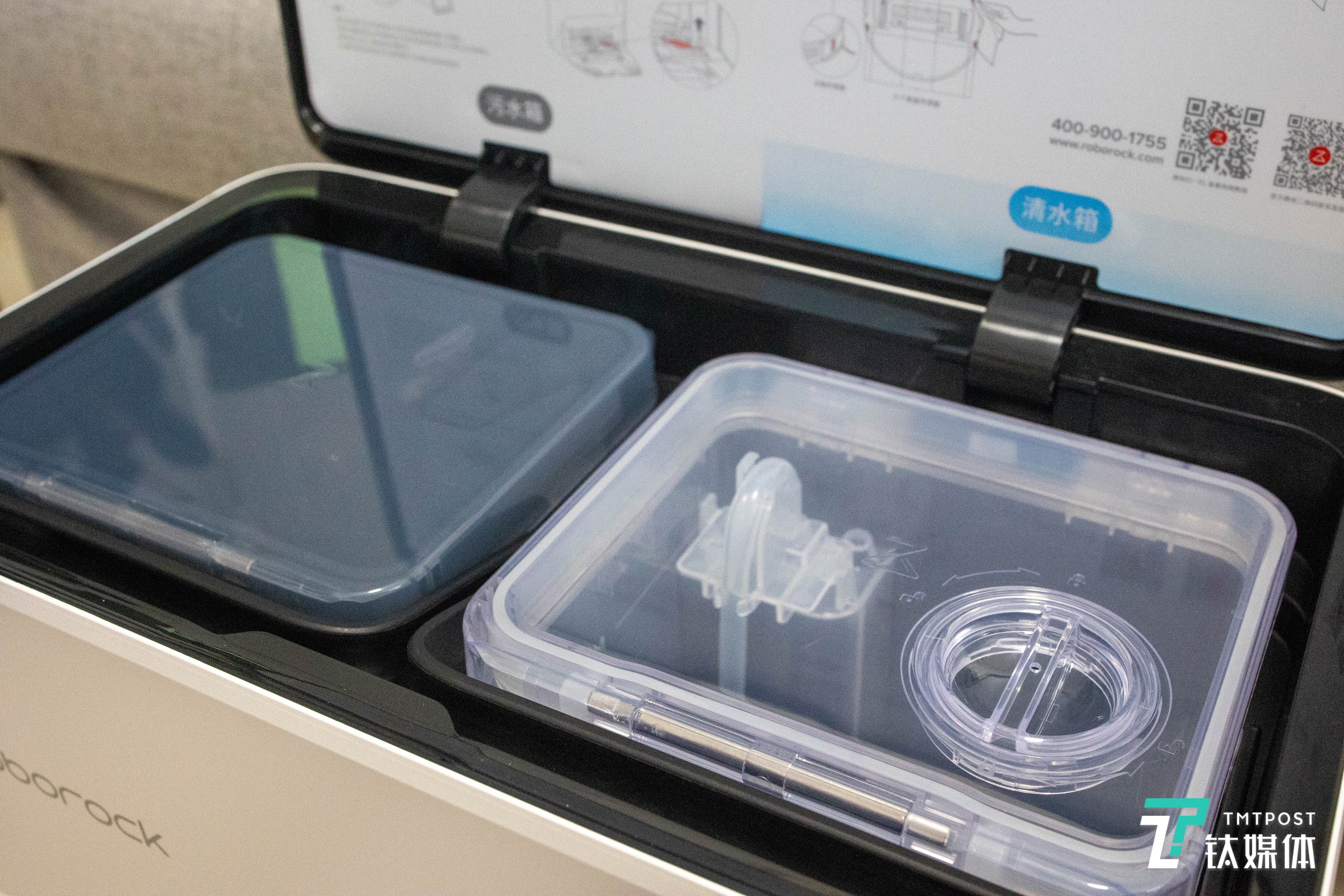 充电底座内的清水箱/脏水箱