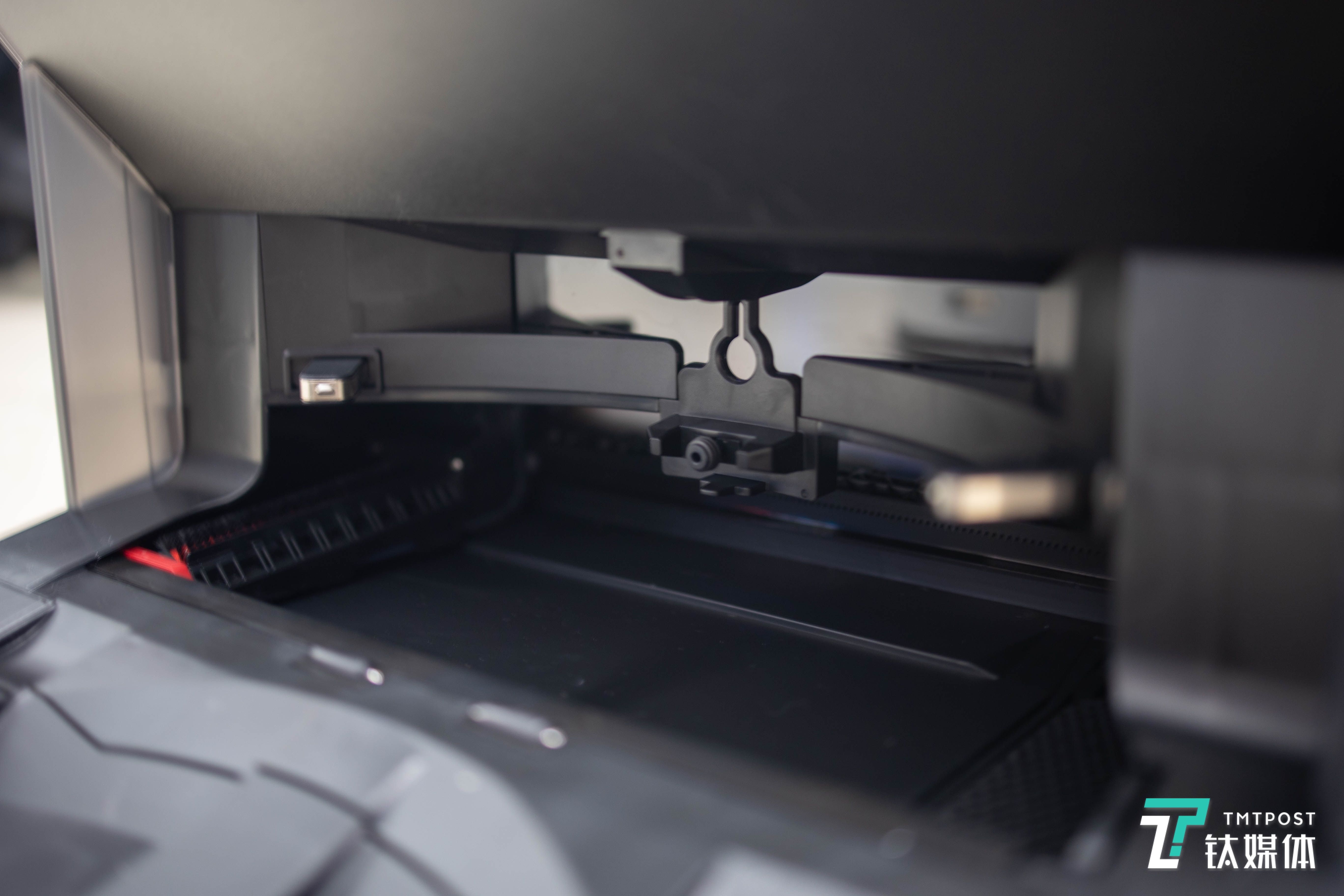 充电底座内的自清洁模块