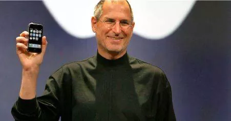 乔布斯在2007年发布第一款iPhone 图片来源：CNBC