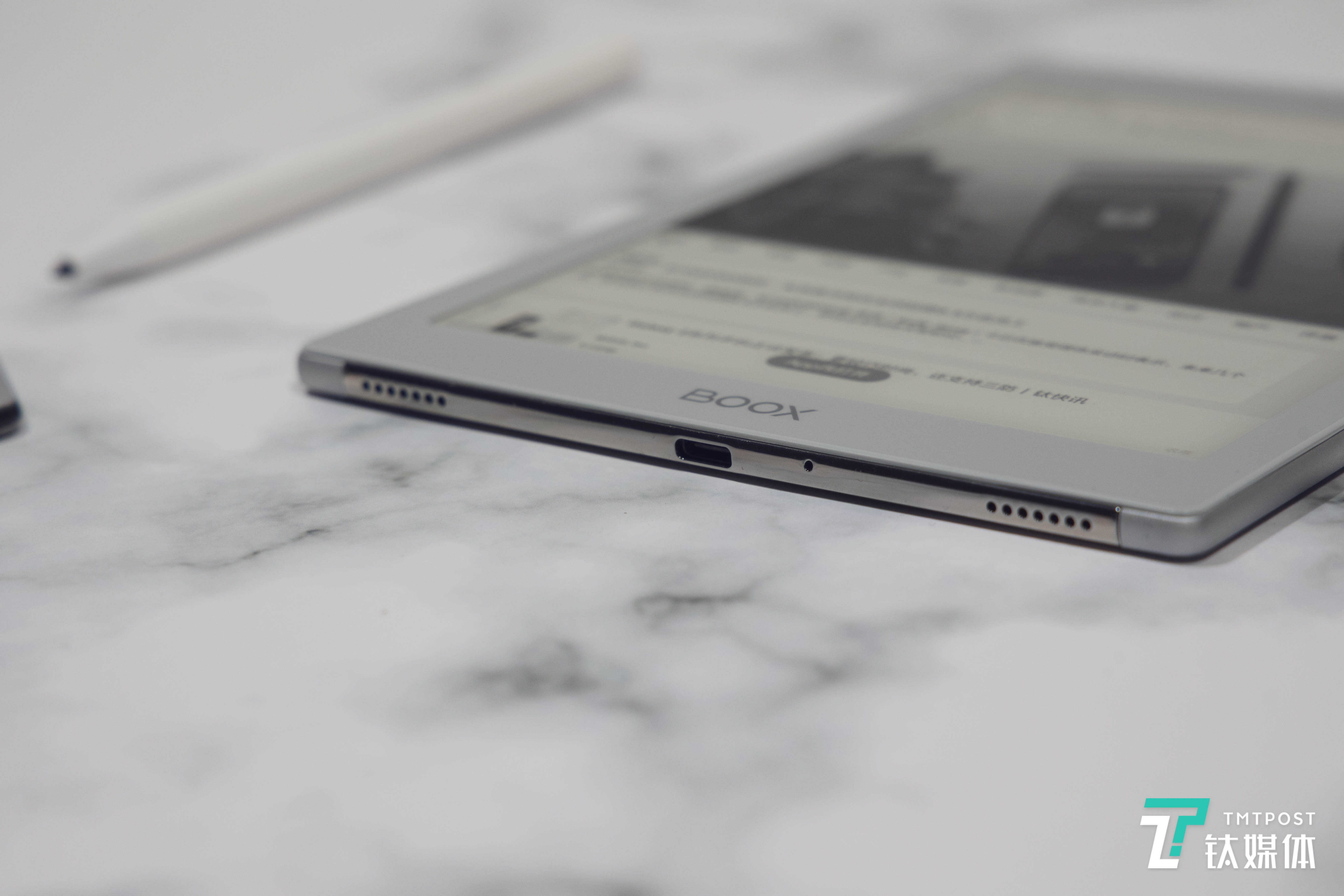 底部扬声器、麦克风和USB-C开口