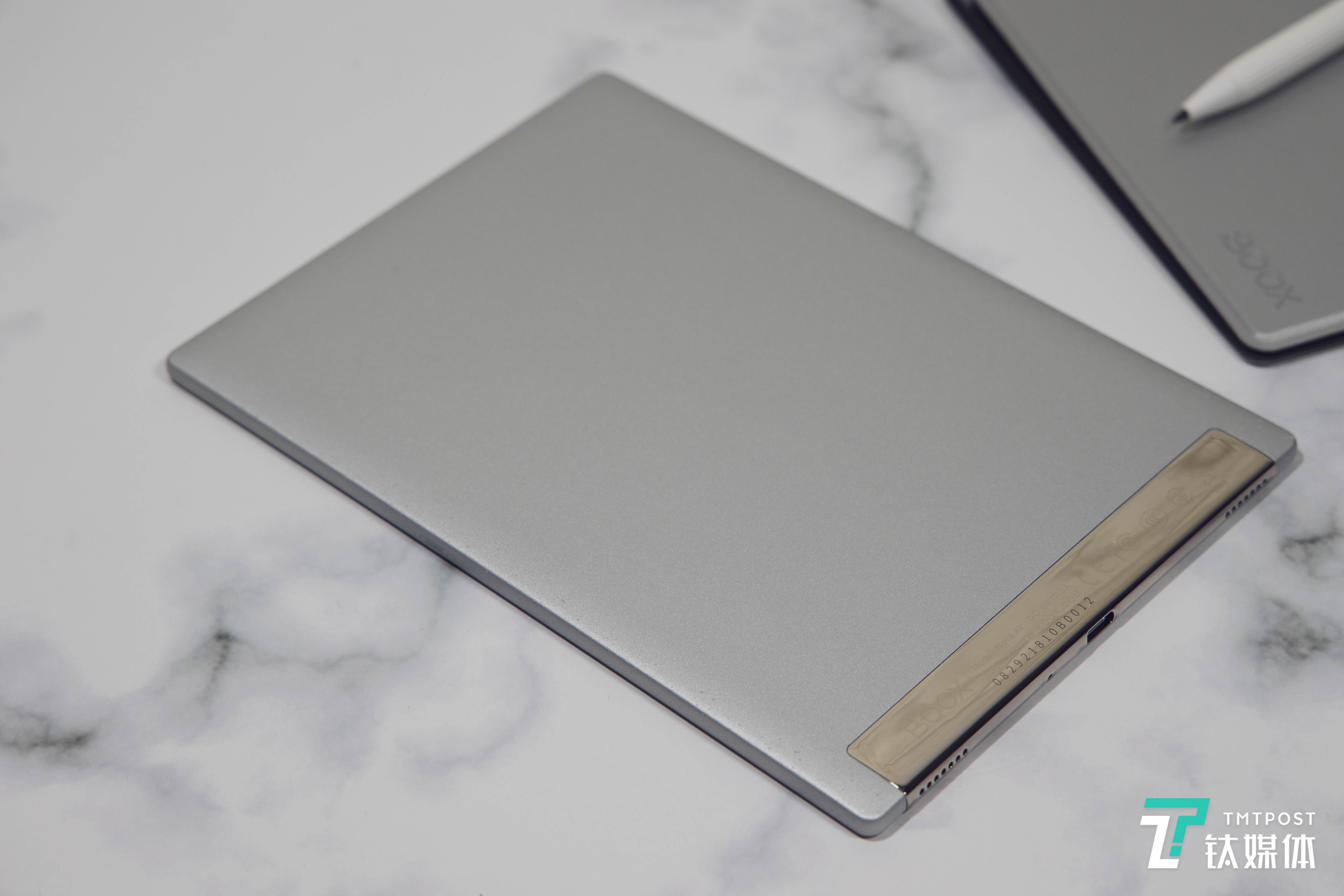 Nova Air底部-金属铭牌