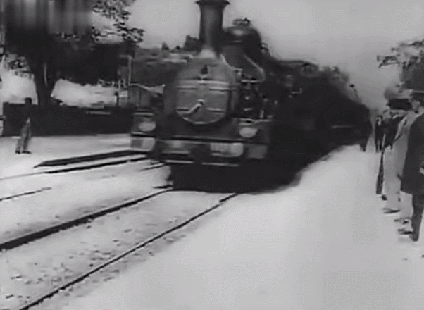 卢米埃尔兄弟拍摄的《火车进站》中一列火车朝着屏幕的方向驶来的画面。图片来源：腾讯视频