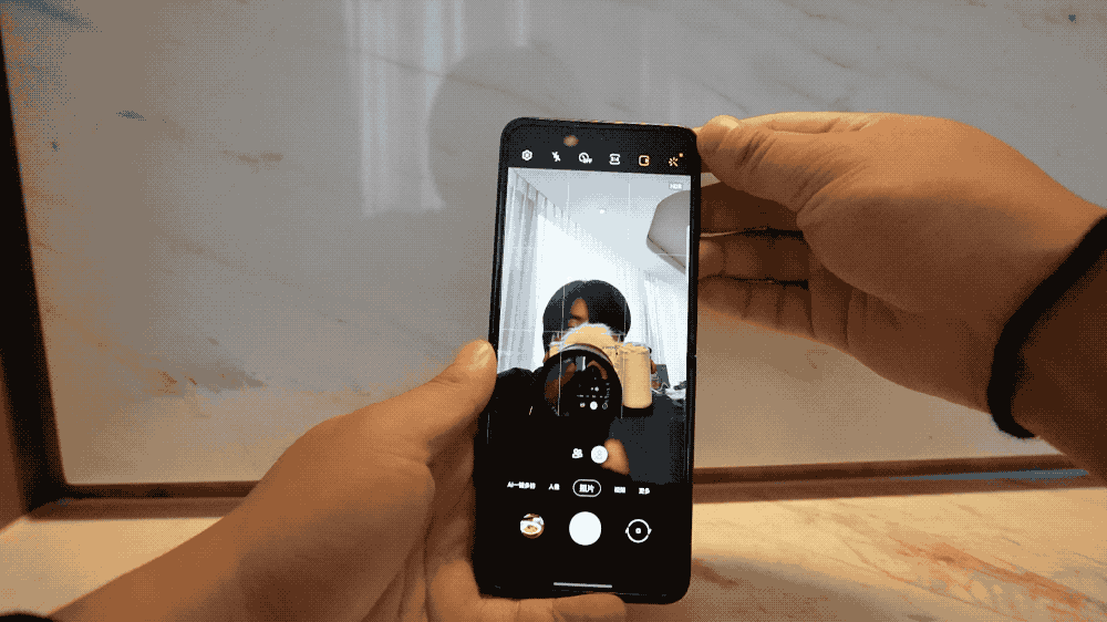 折叠自拍时，相机UI会发生改变