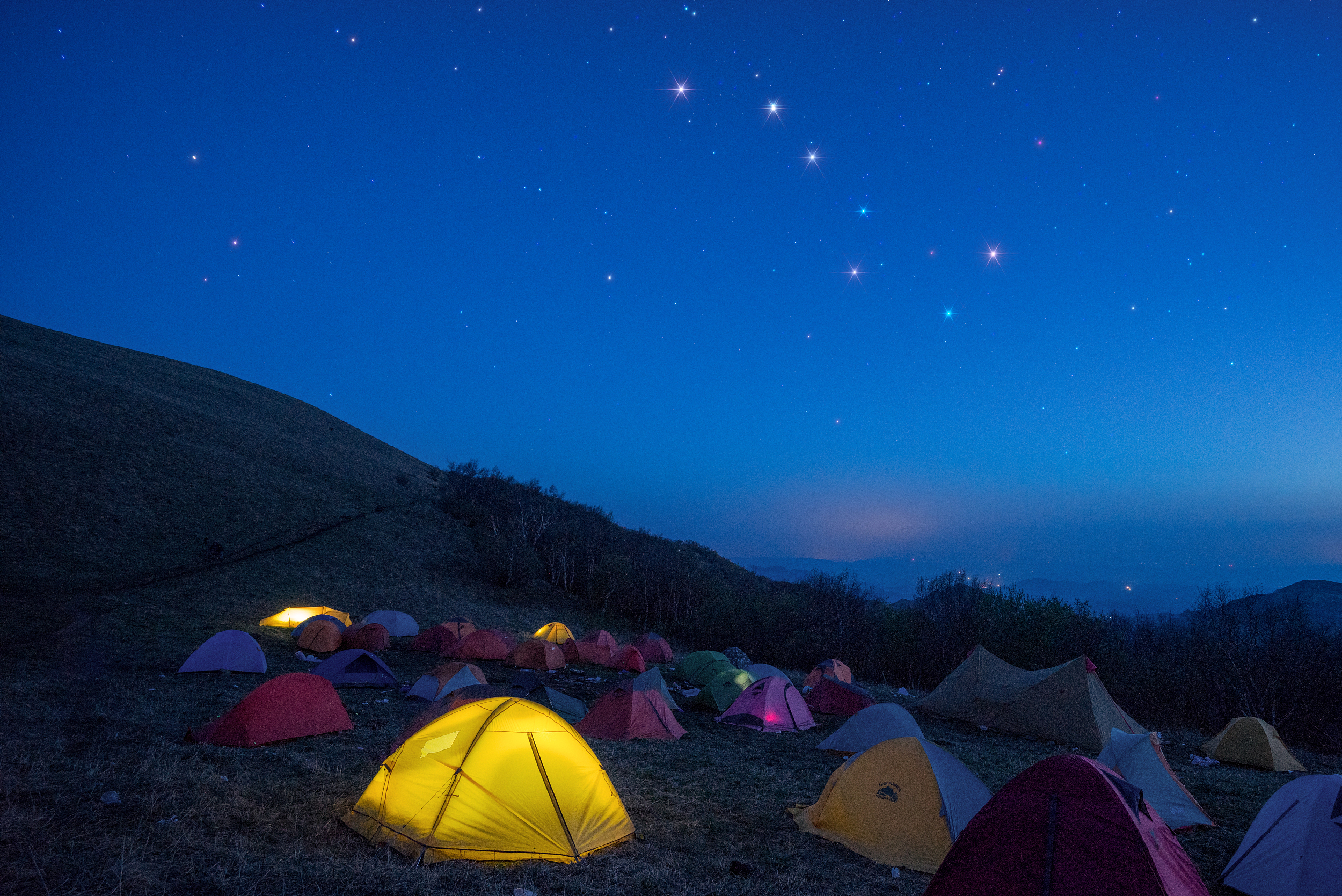 爆火的“拆迁式露营”有多野？