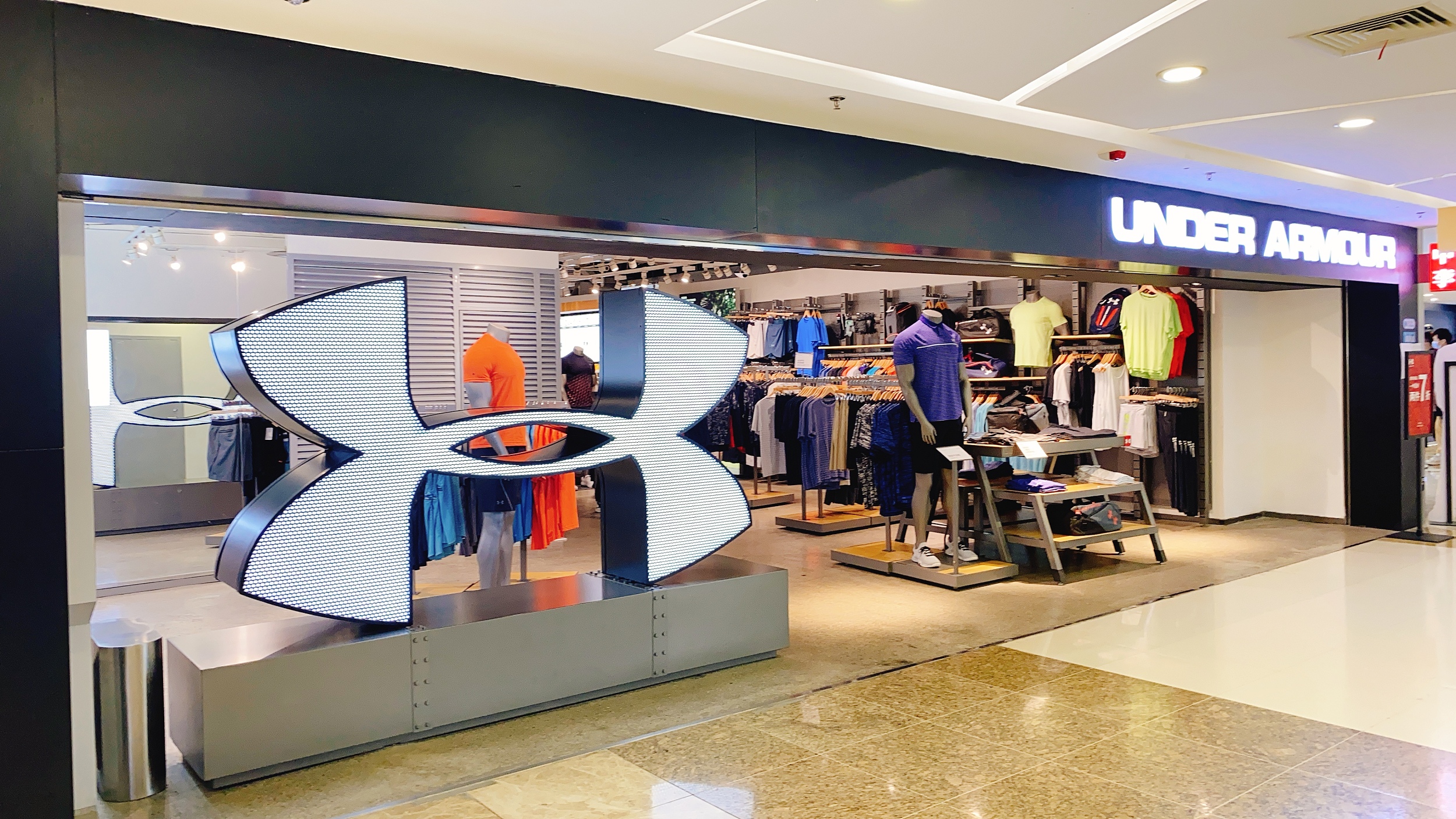 安德玛兴衰启示录：一个运动服饰周期的典型样本