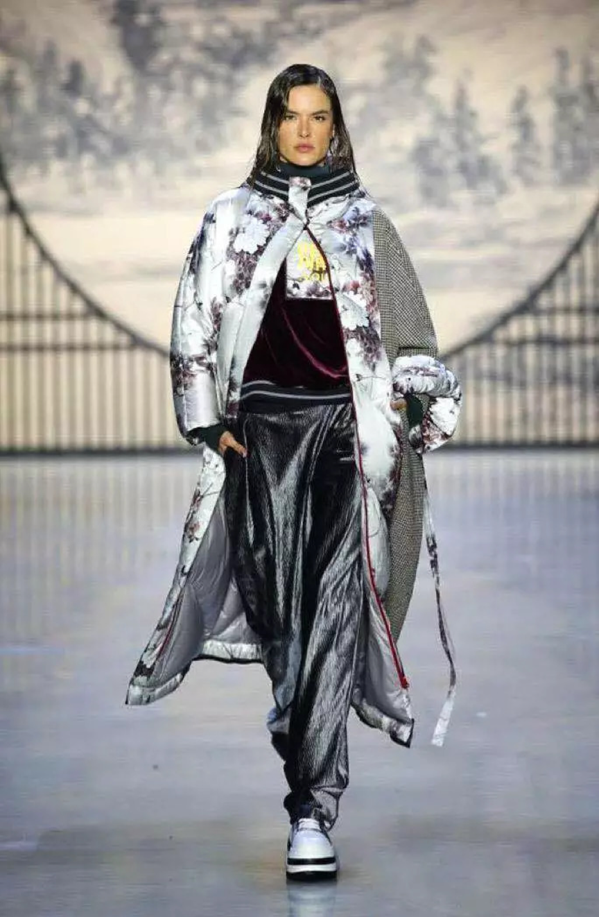 2018年，秋季纽约时装周，维密御用超模Alessandra Ambrosio开场走秀