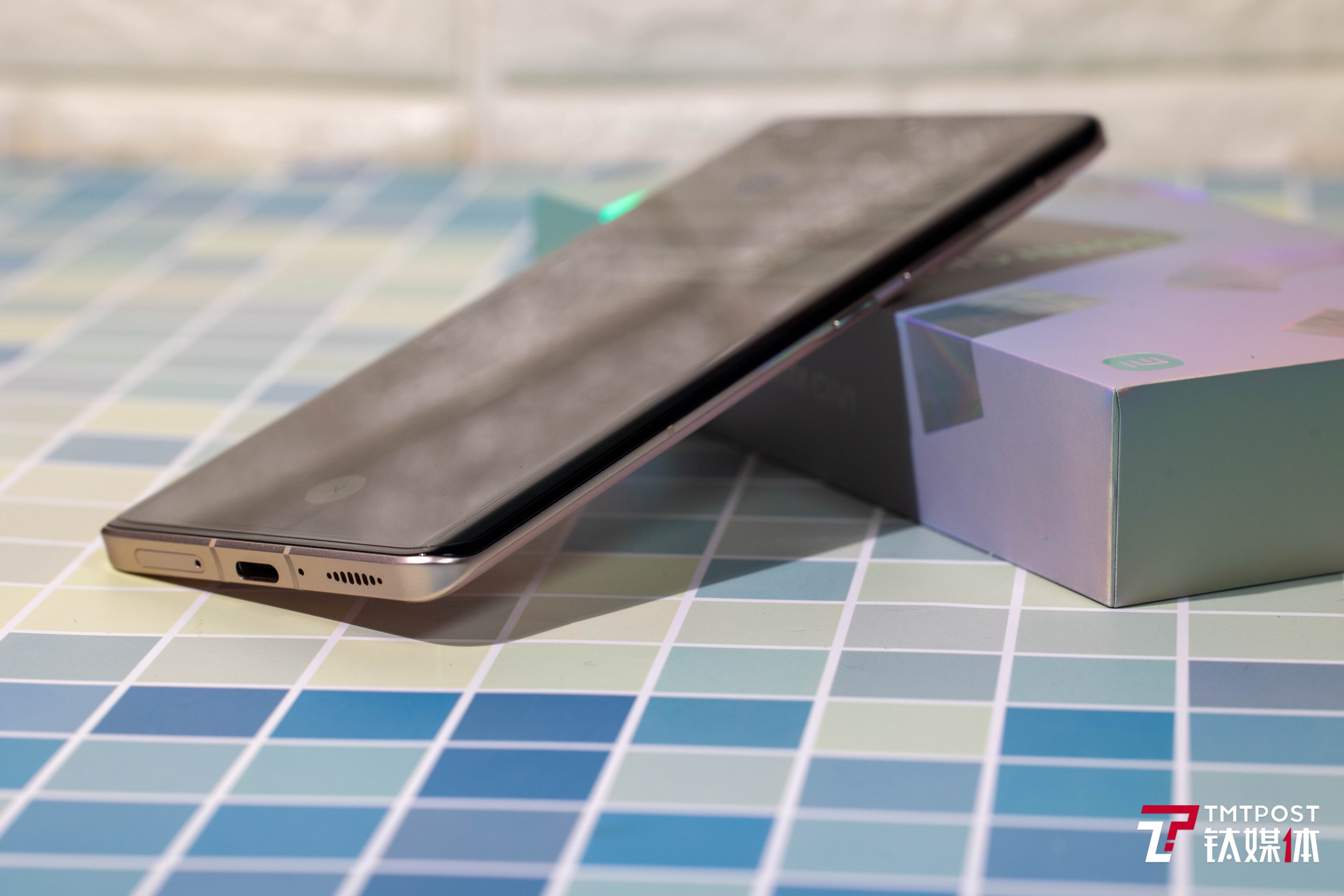 底部接口和边框