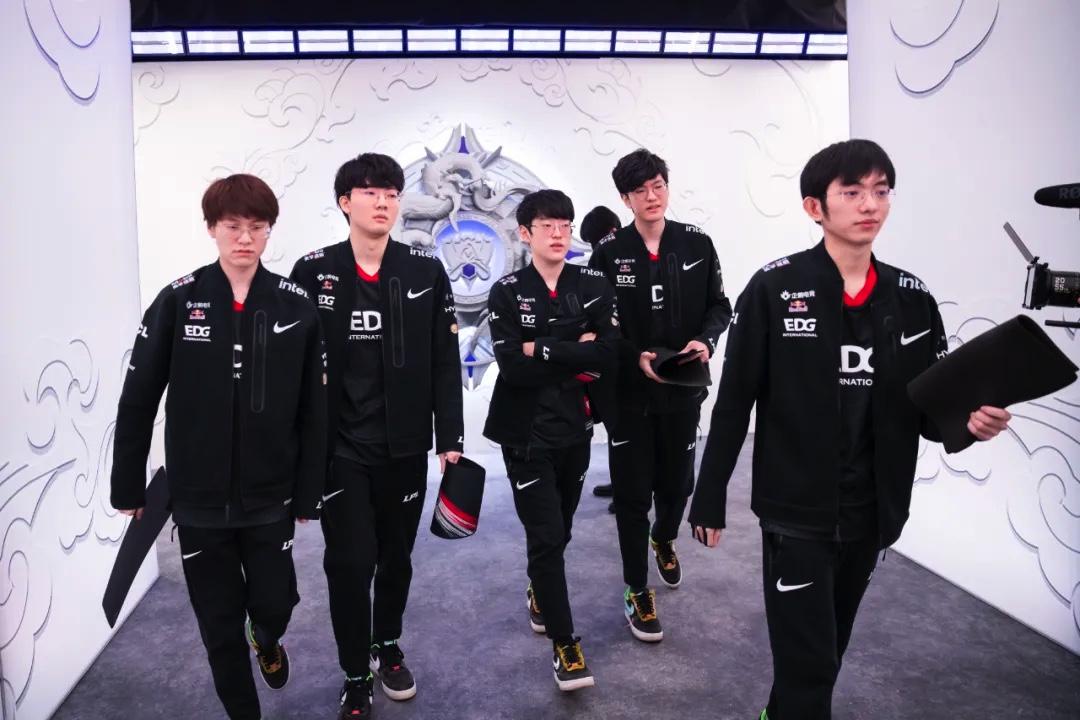 EDG新王加冕，4亿观众见证LPL重铸荣光