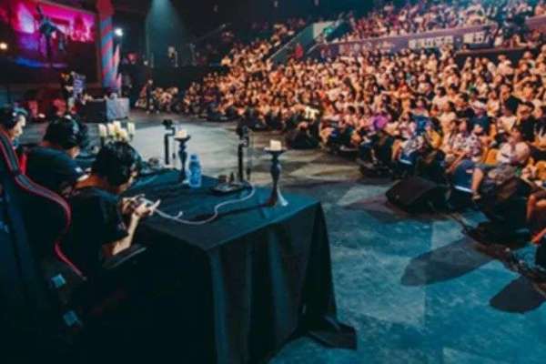 在英雄联盟手游里寻找第二春的人