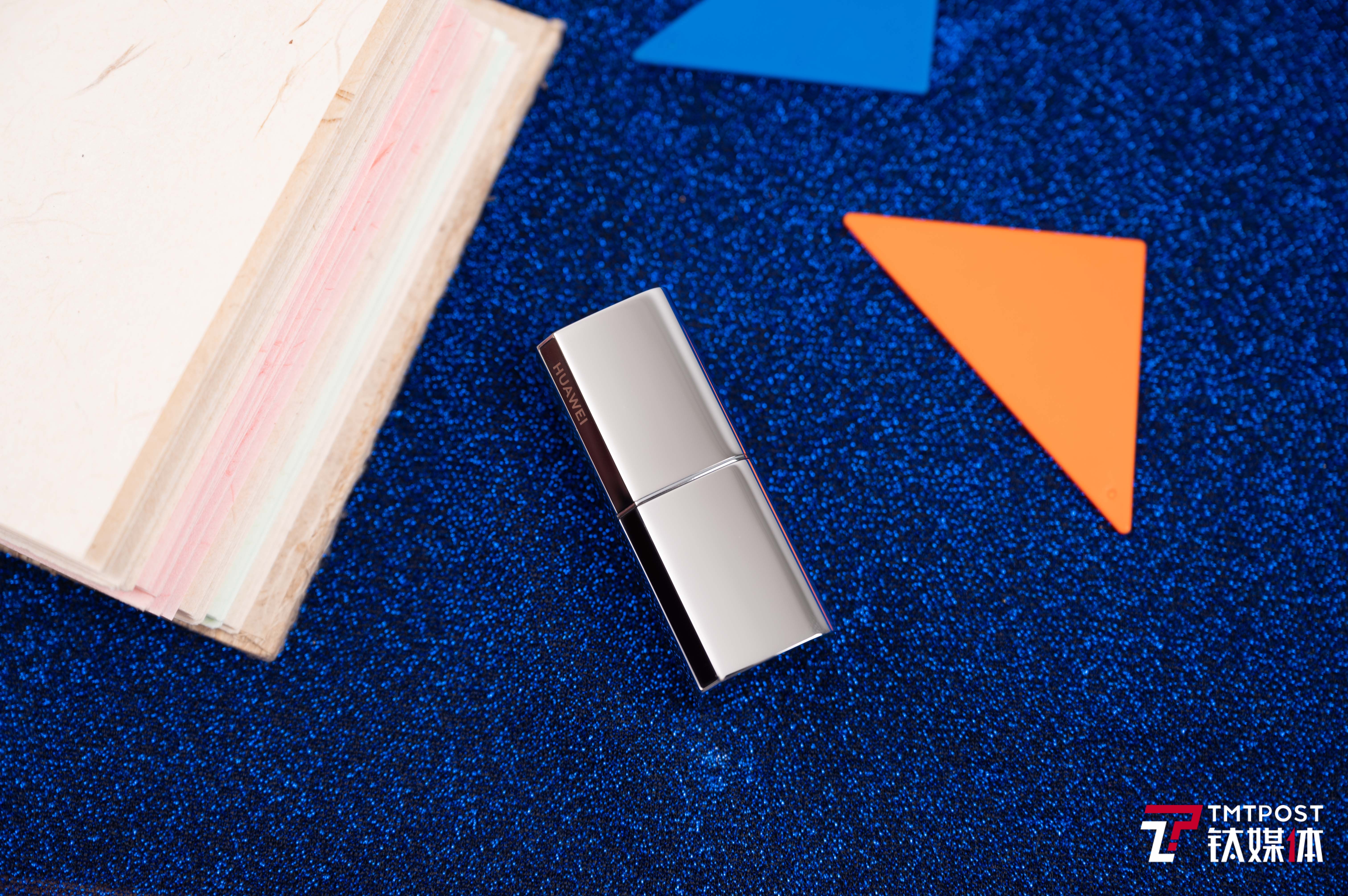 华为“口红耳机”体验：科技单品如何跨界时尚圈？ | 钛极客