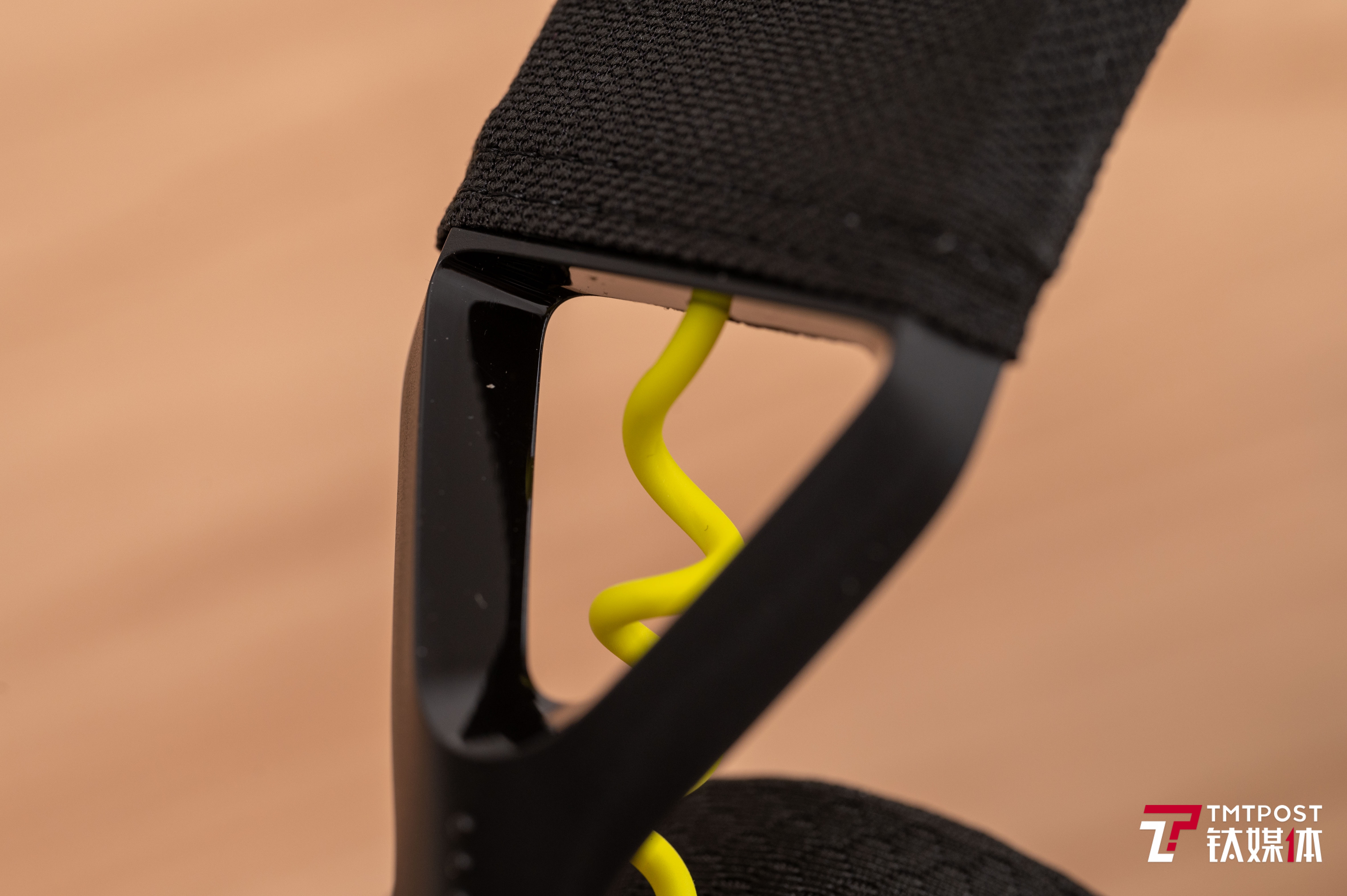 头梁与耳罩连接处